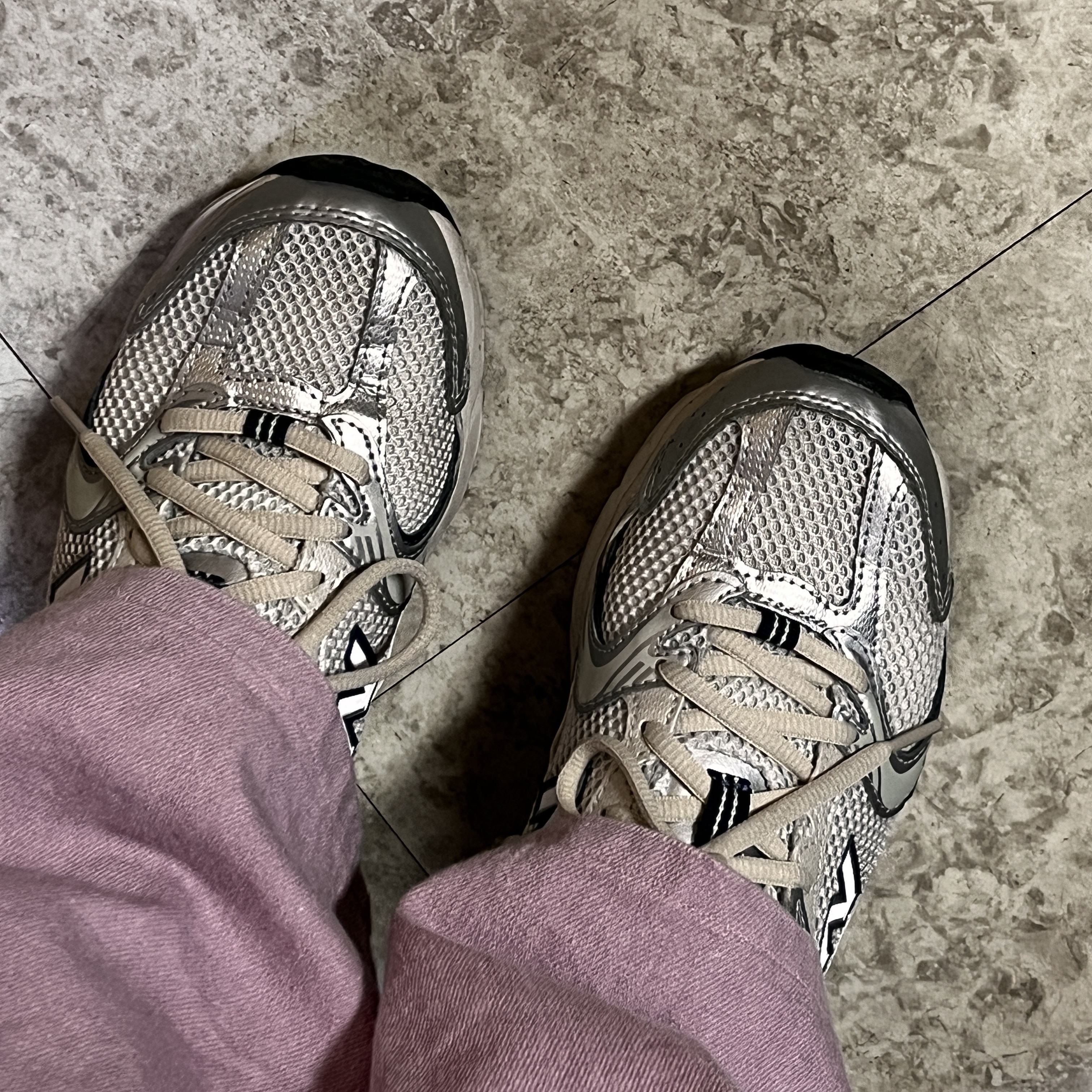 New Balance 530 Steel Grey 착용 스타일 - 2