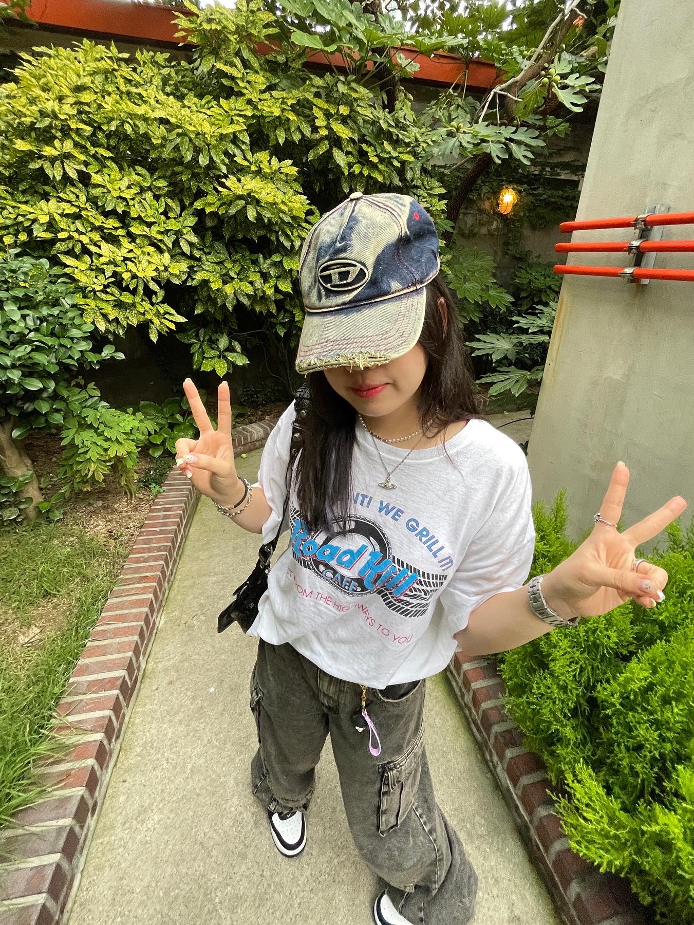Diesel C-Seymon Treated Denim Baseball Cap Blue White, Zara Utility Cargo Jeans Black 착용 스타일 - 1