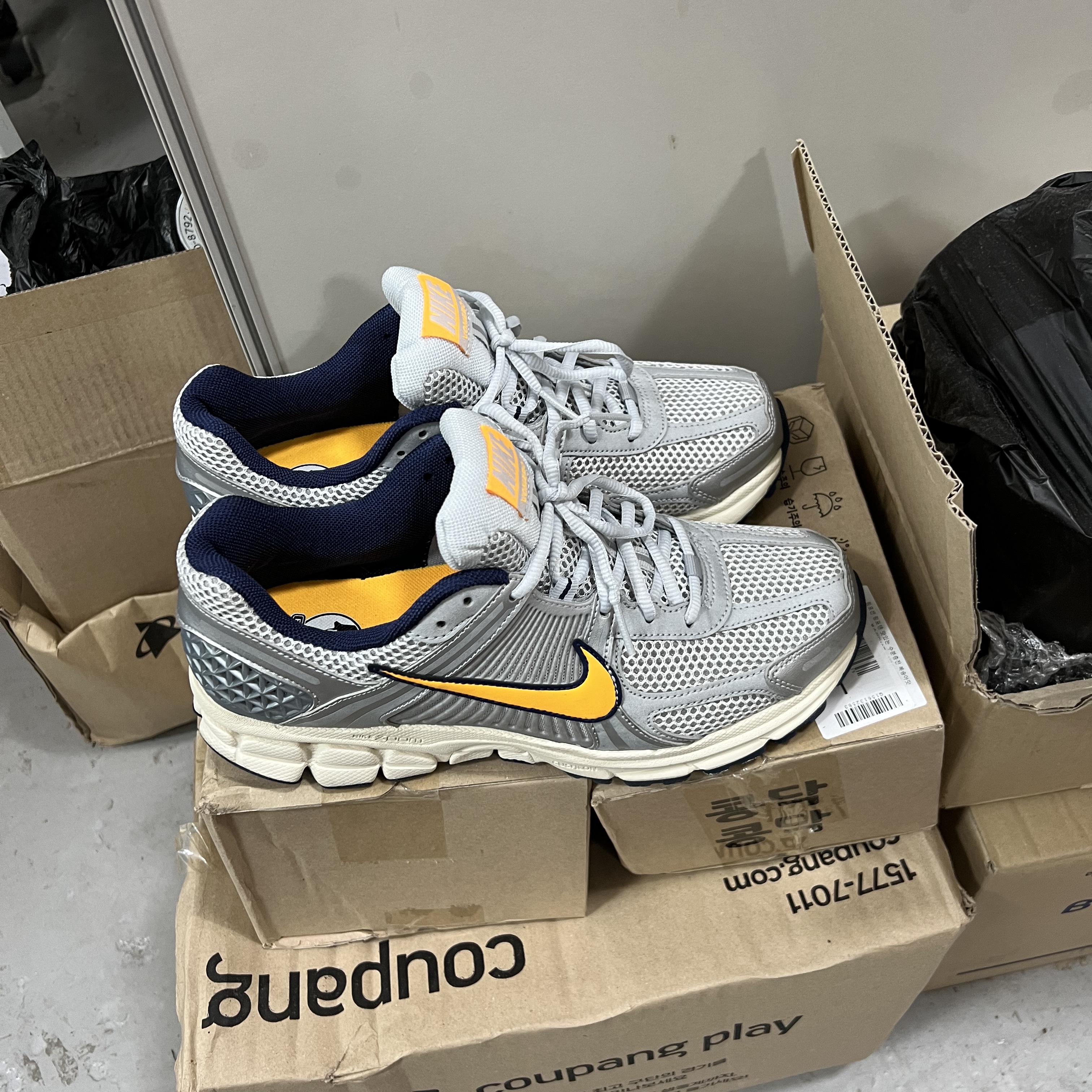 Nike Zoom Vomero 5 Pure Platinum and Laser Orange 착용 스타일