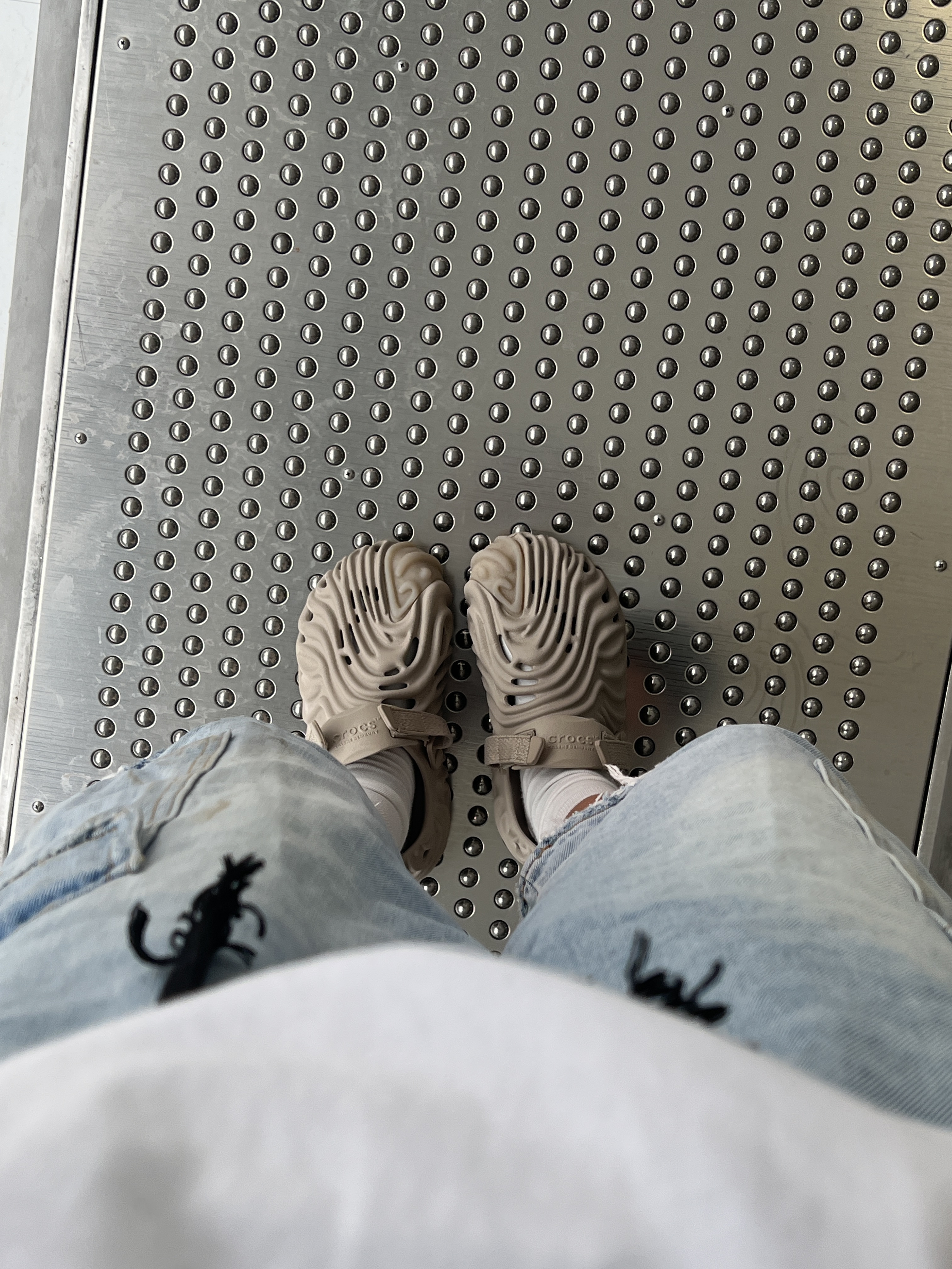 Crocs x Salehe Bembury Pollex Clog Horchata 착용 스타일 - 2