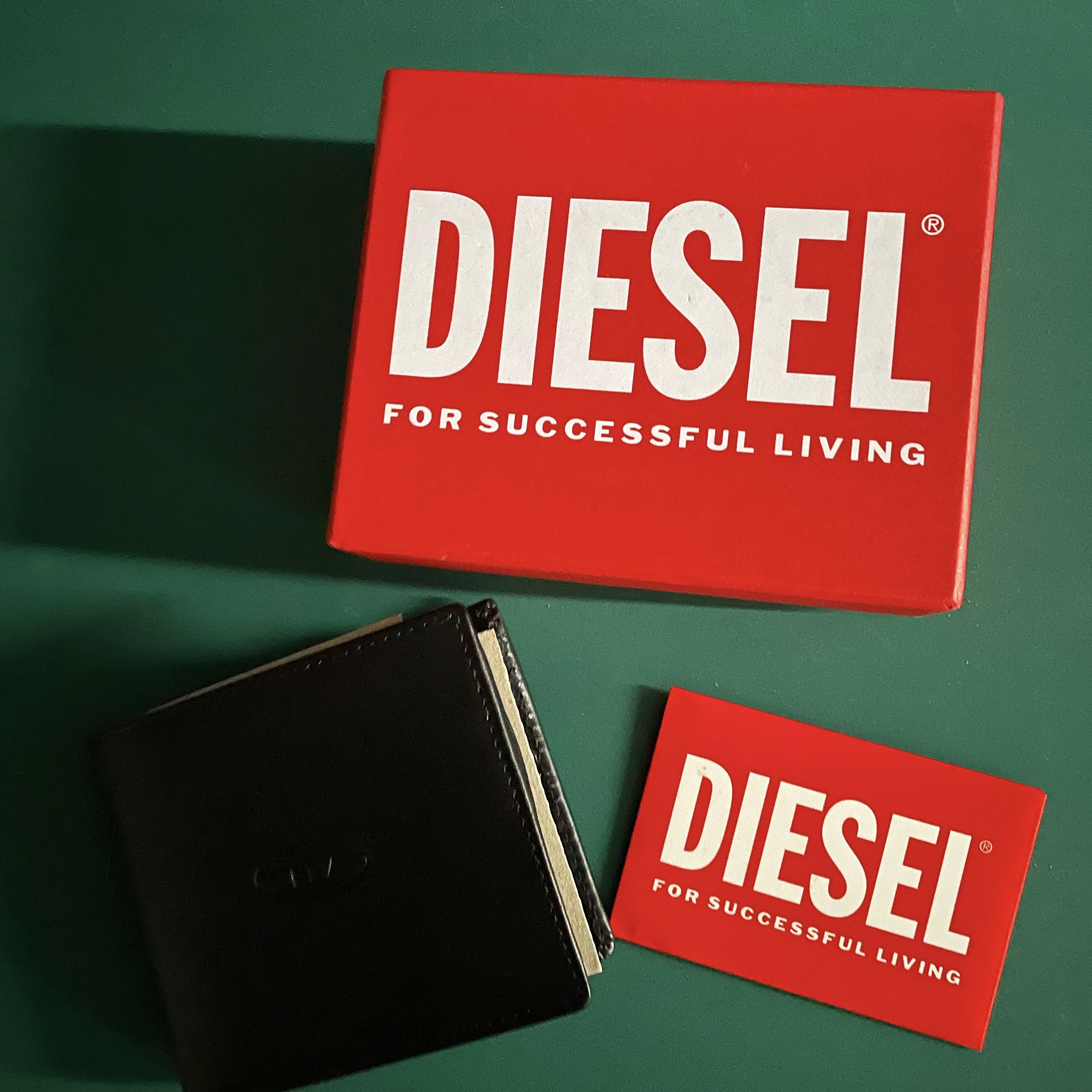 Diesel Hiresh S.Ii Leather Bi-Fold Wallet with Debossed Logo Black Green 착용 스타일
