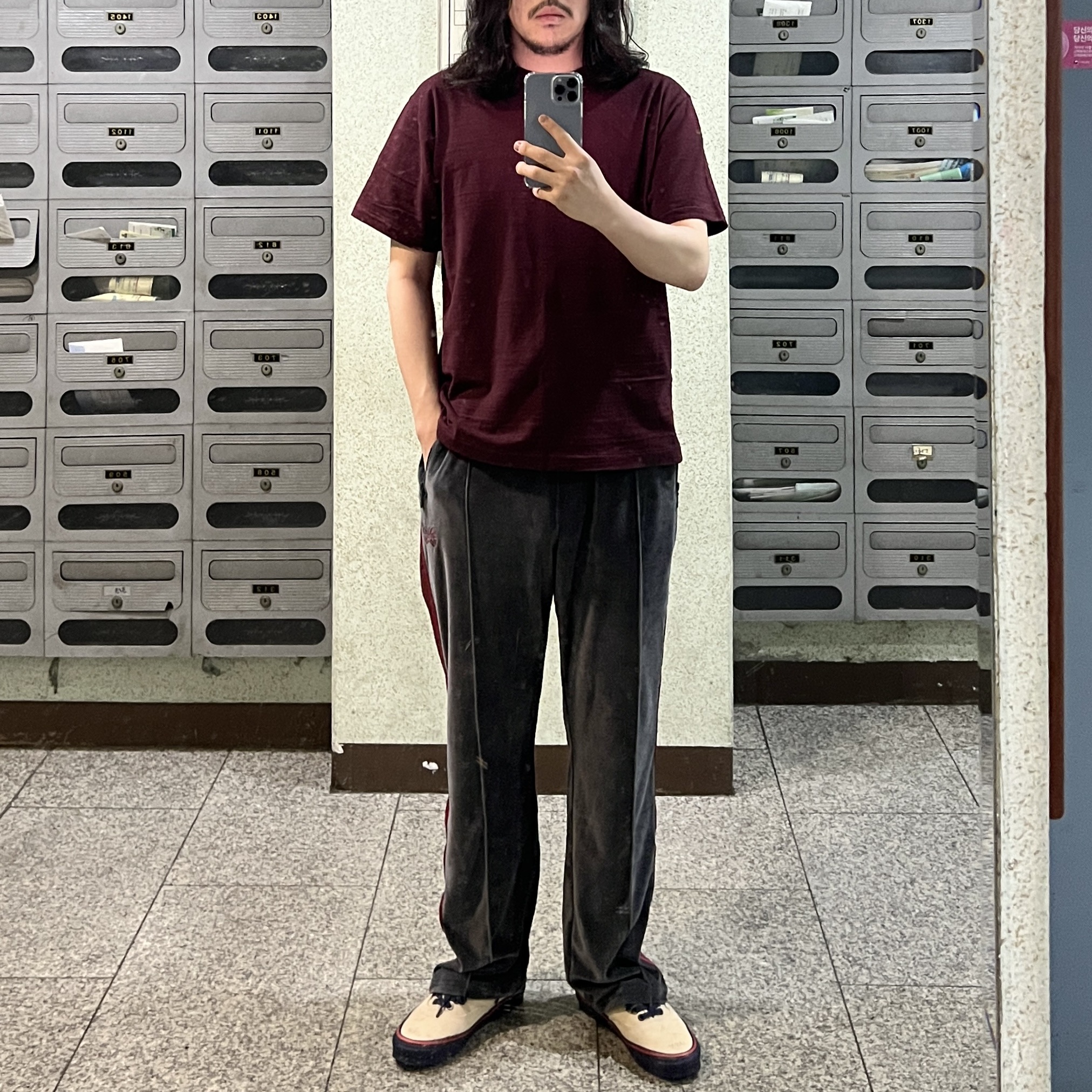 Needles Narrow Track Pants Velour Charcoal 착용 스타일 - 3