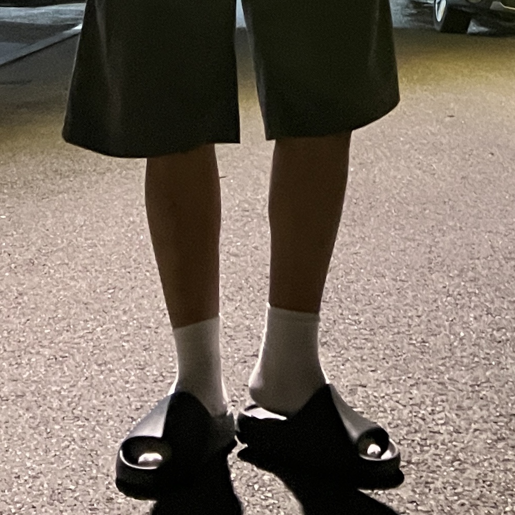 Adidas Yeezy Slide Onyx 착용 스타일 - 2