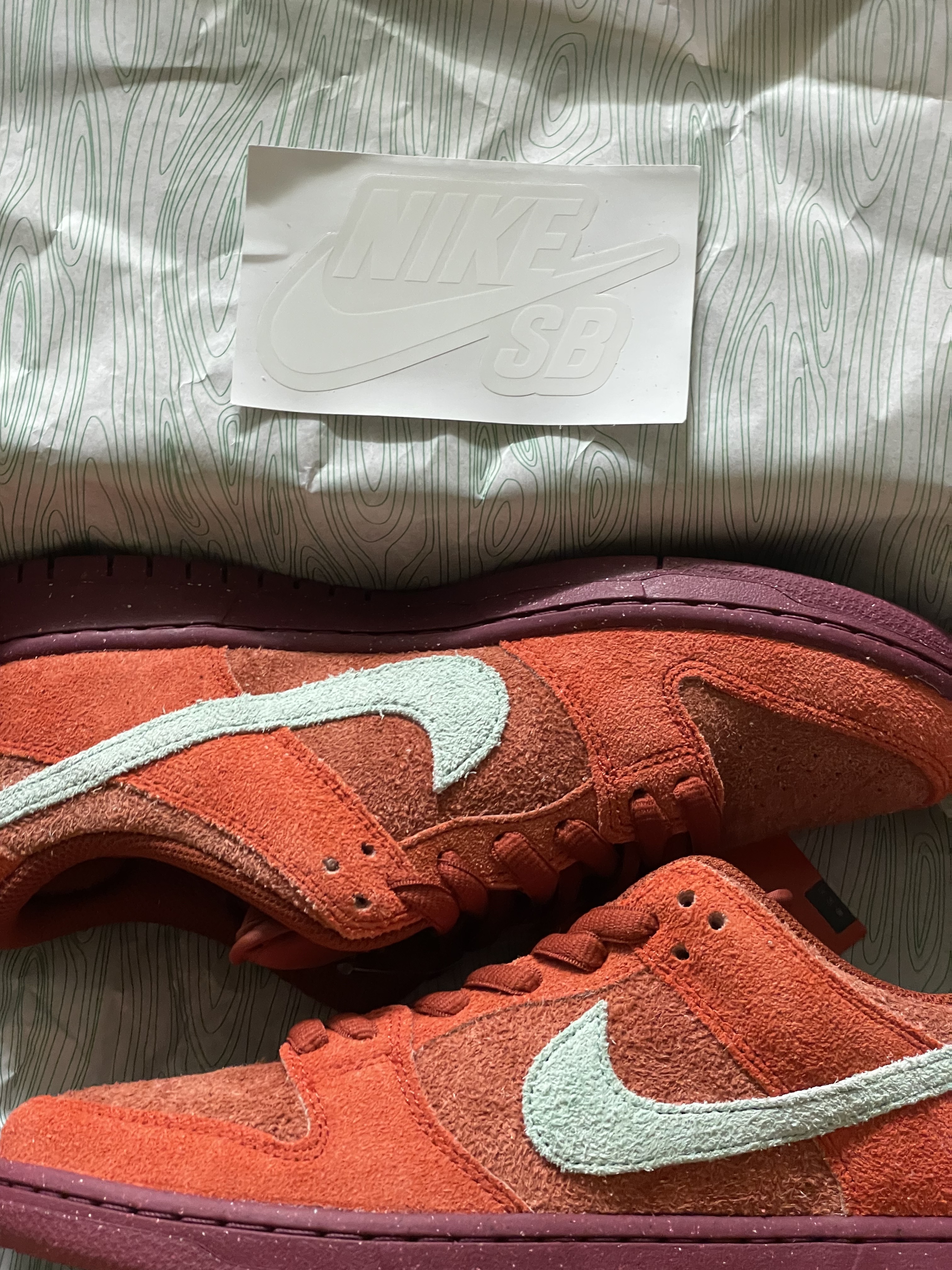 Nike SB Dunk Low Pro Premium Mystic Red and Rosewood 착용 스타일 - 1