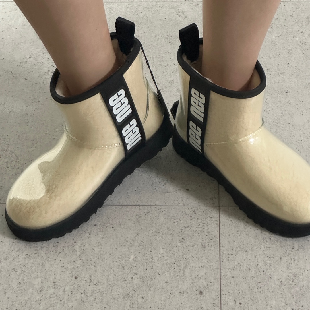 (W) UGG Classic Clear Mini Boots Natural Black 착용 스타일 - 1