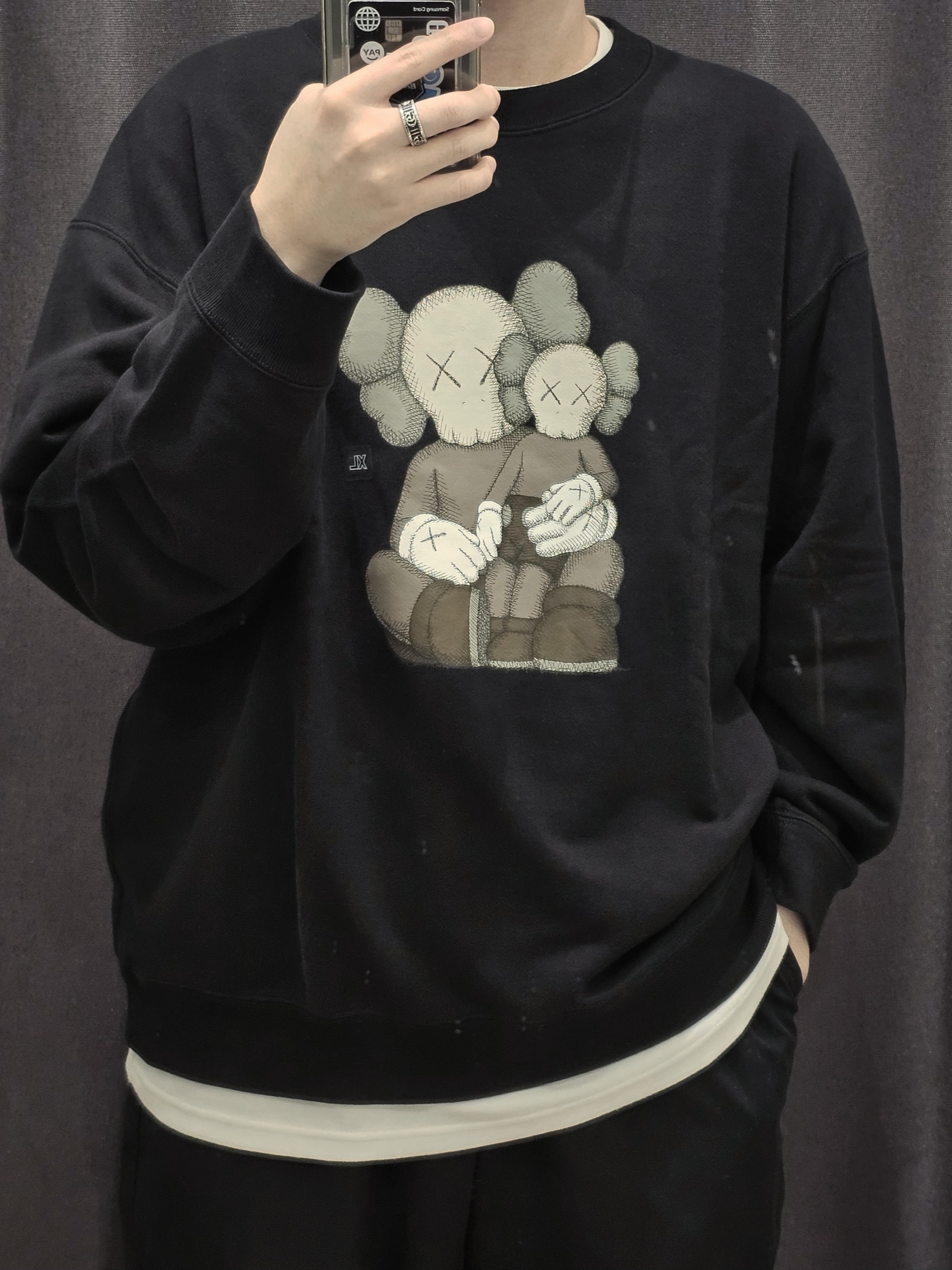 Uniqlo UT x Kaws Long Sleeve Sweatshirt Black 착용 스타일