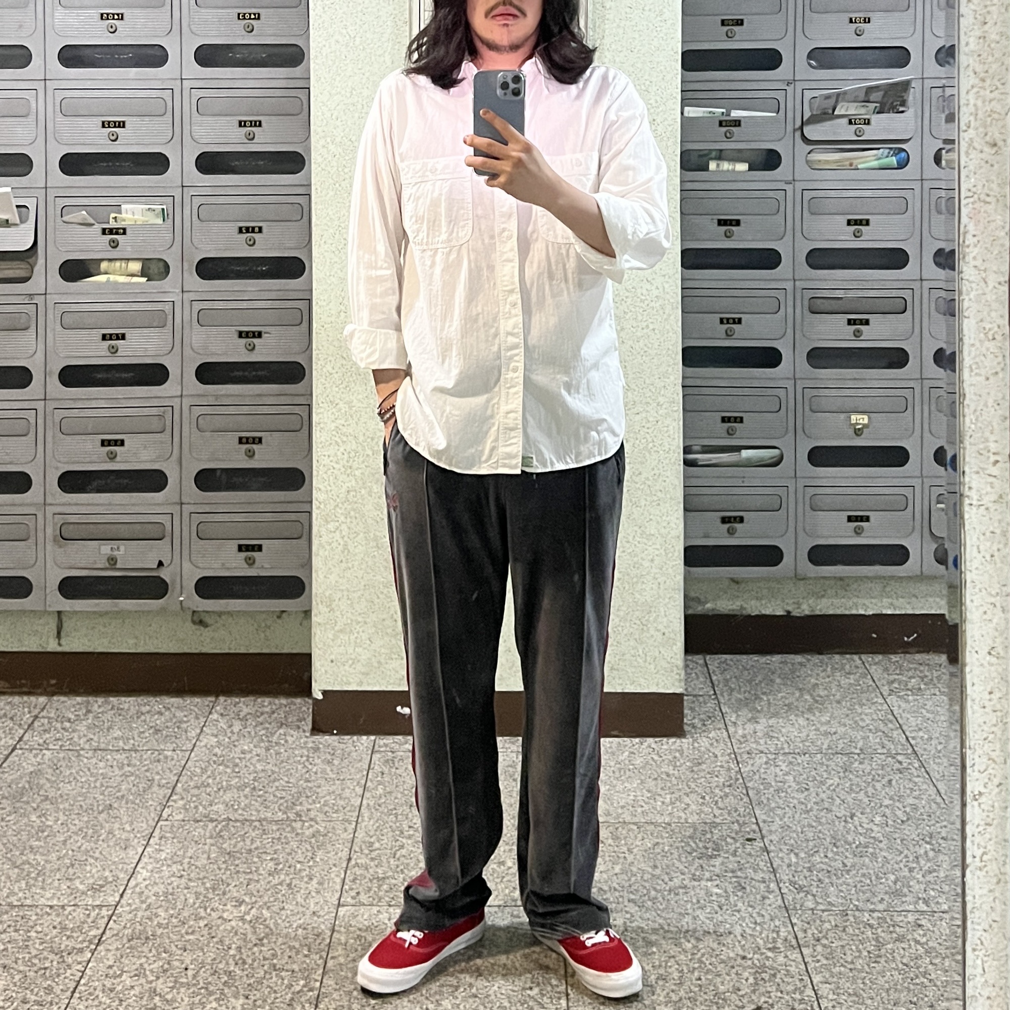 Needles Narrow Track Pants Velour Charcoal 착용 스타일 - 2