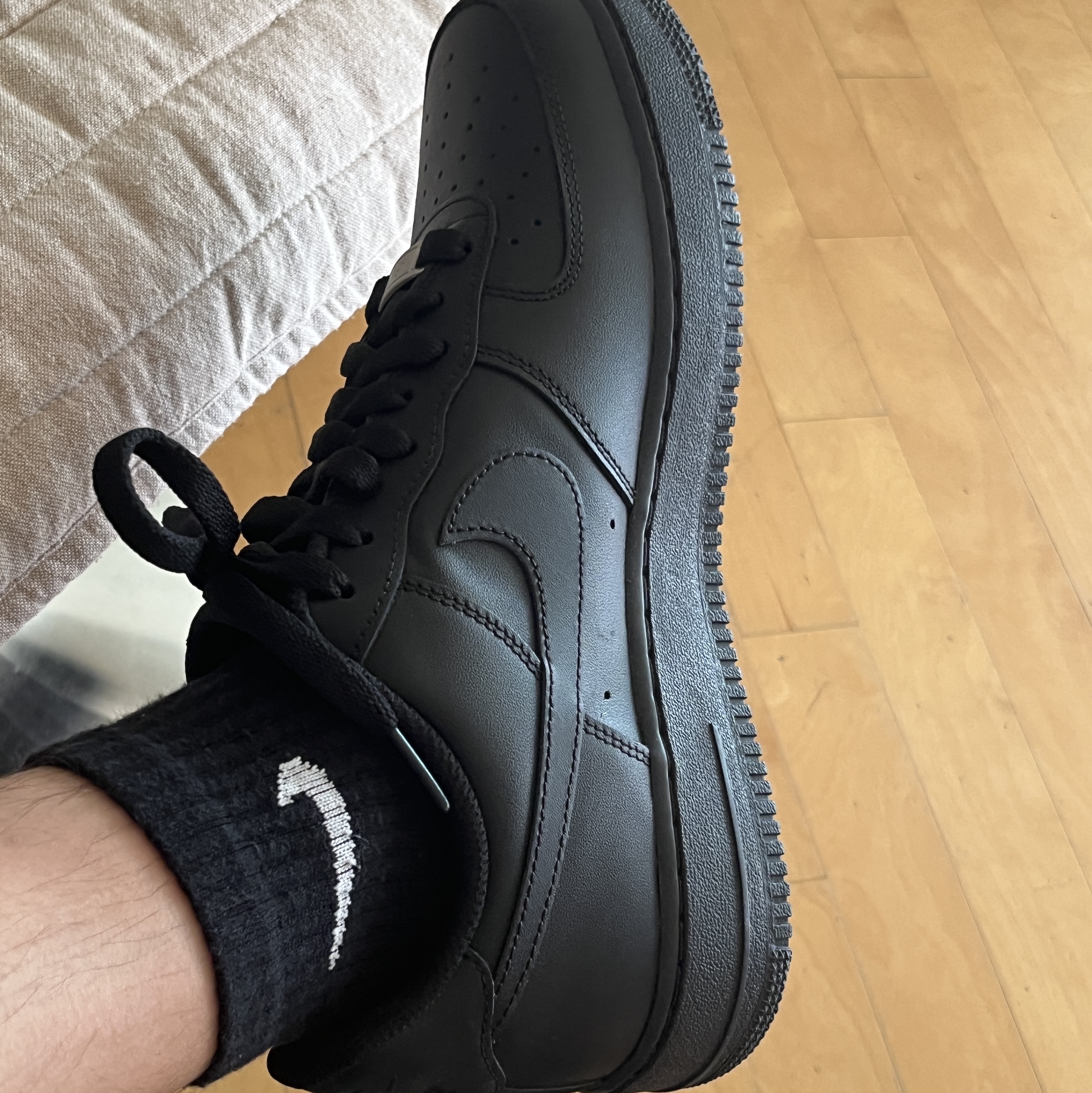 Nike Air Force 1 '07 Low Triple Black 착용 스타일 - 3