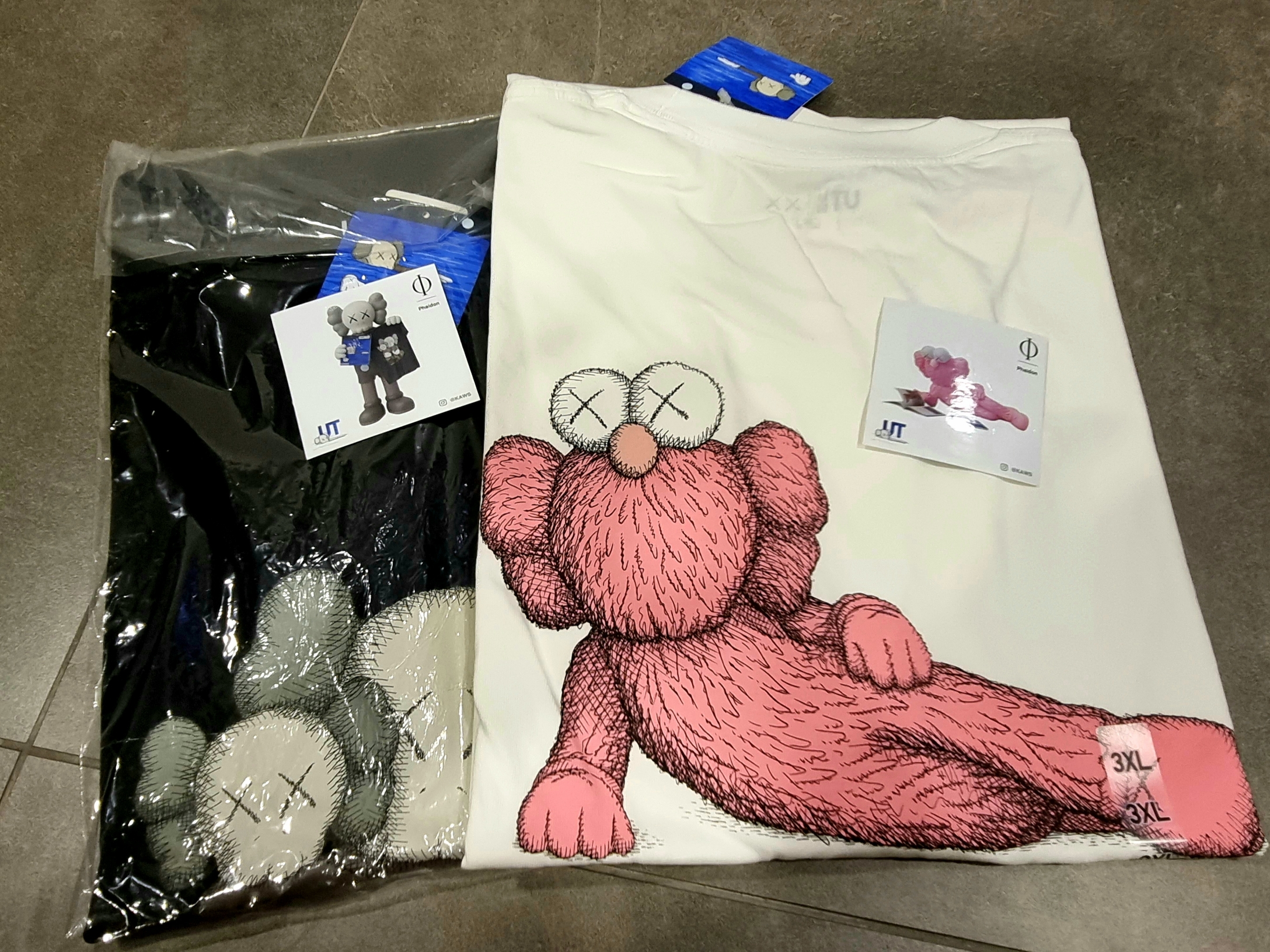 Uniqlo UT x Kaws Short Sleeve Graphic T-Shirt White, Uniqlo UT x Kaws Short Sleeve Graphic T-Shirt Black 착용 스타일 - 1