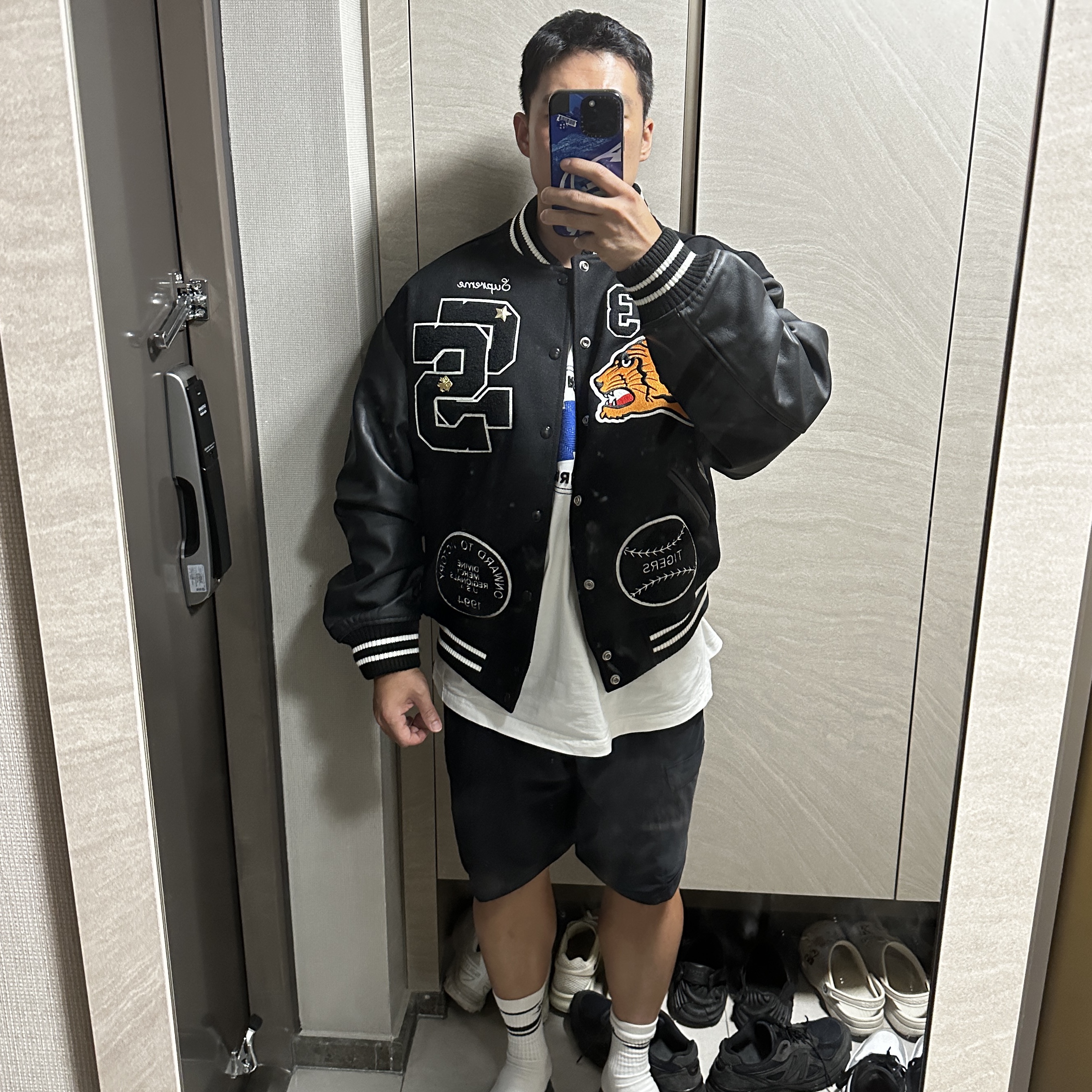 Supreme Tiger Varsity Jacket Black - 23FW 착용 스타일 - 4