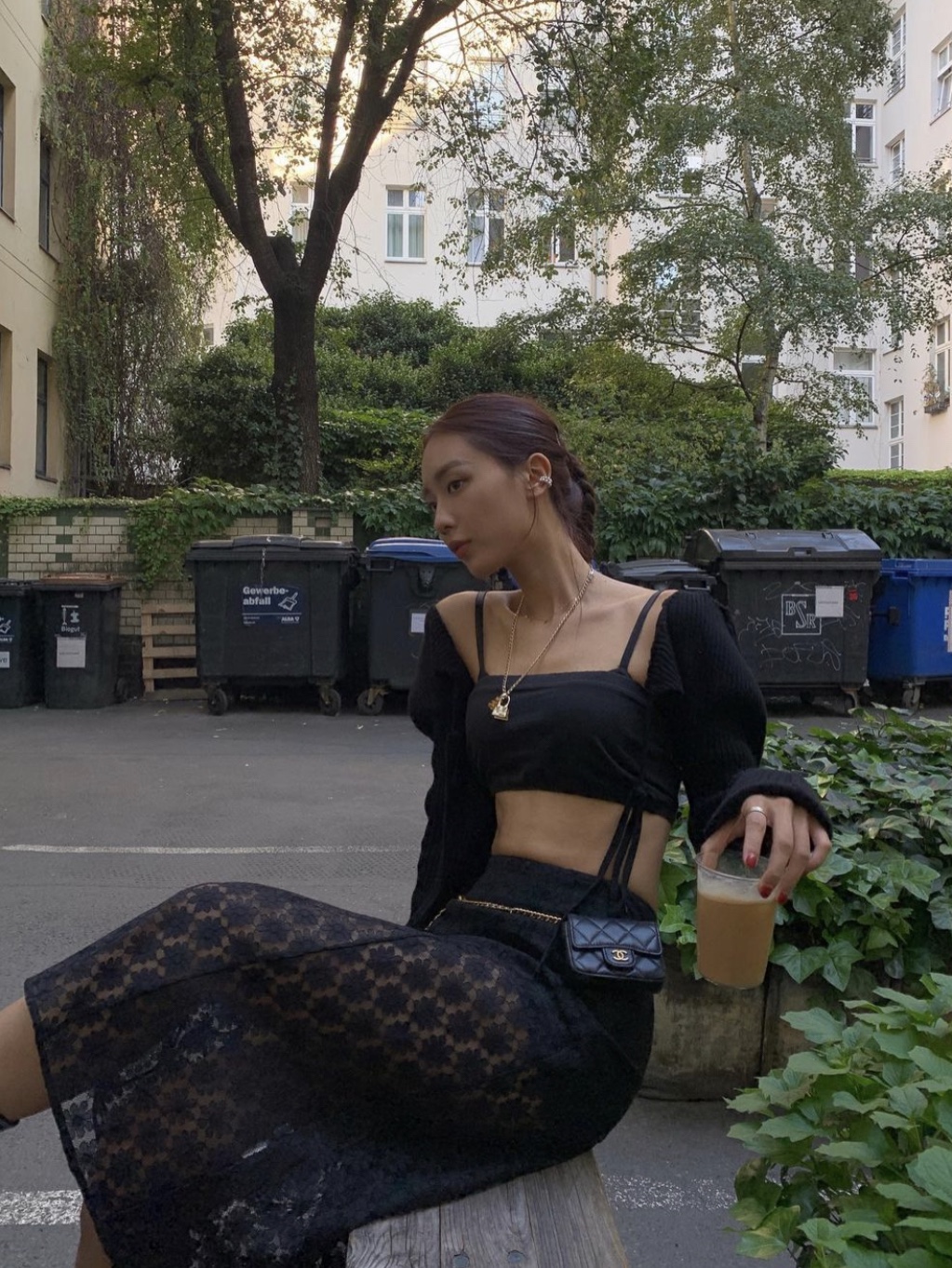 Chanel Belt Bag Grained Calfskin & Gold Black, Jacquemus Le Collier Chiquito Charm Chain Necklace Light Gold 착용 스타일