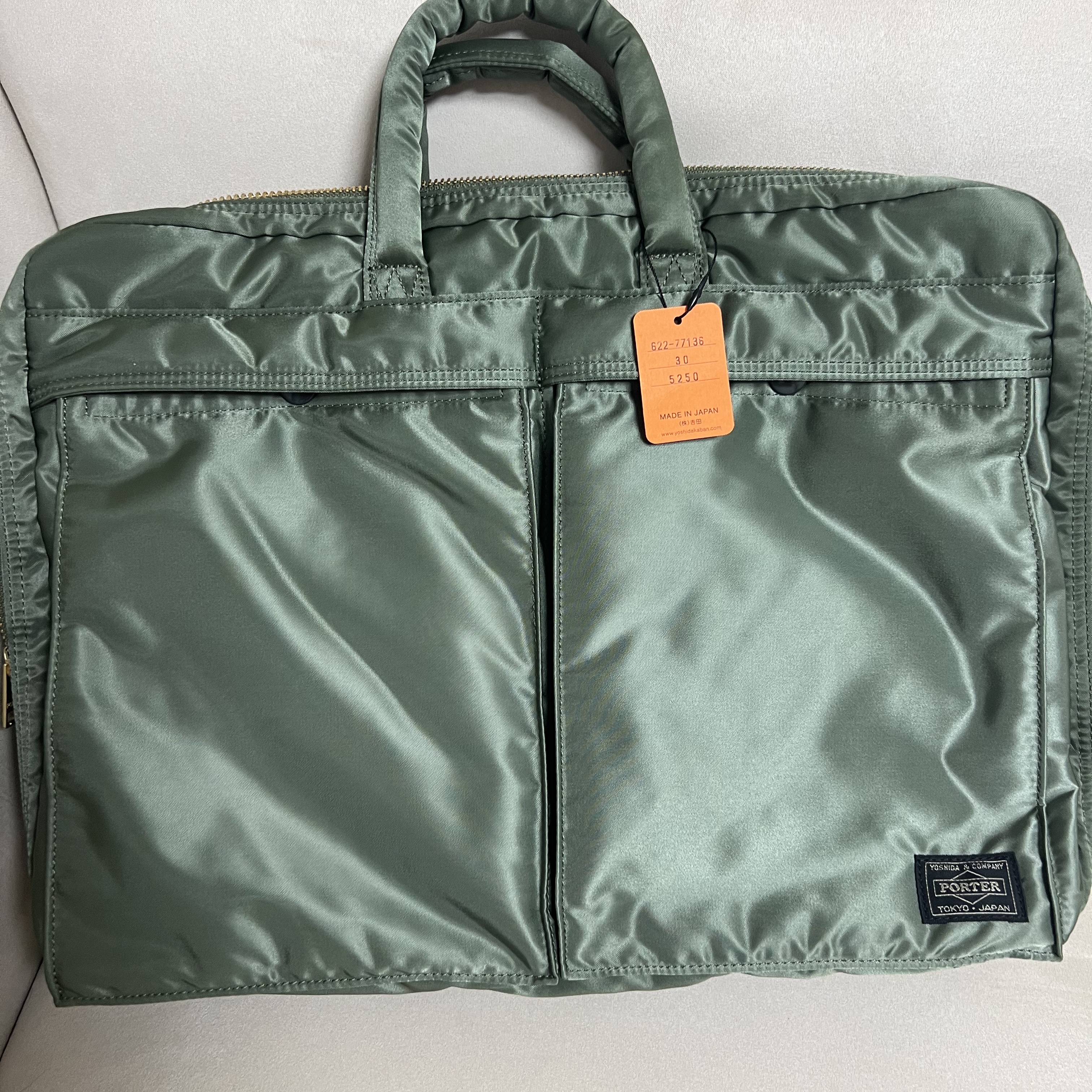 Porter Tanker 2Way Briefcase Sage Green 착용 스타일