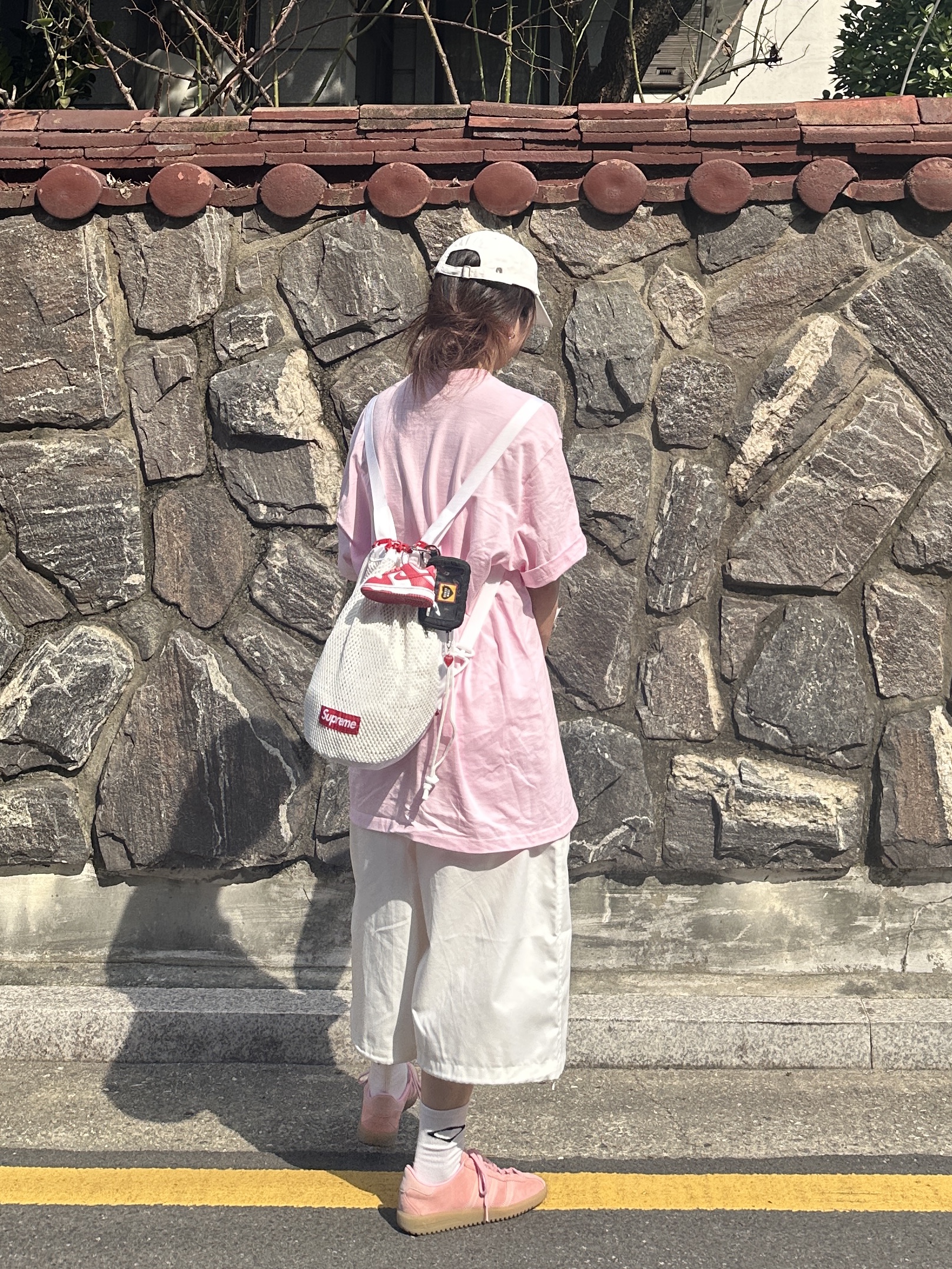 Supreme Mesh Small Backpack White - 23SS, Adidas Bermuda Glow Pink 착용 스타일 - 2
