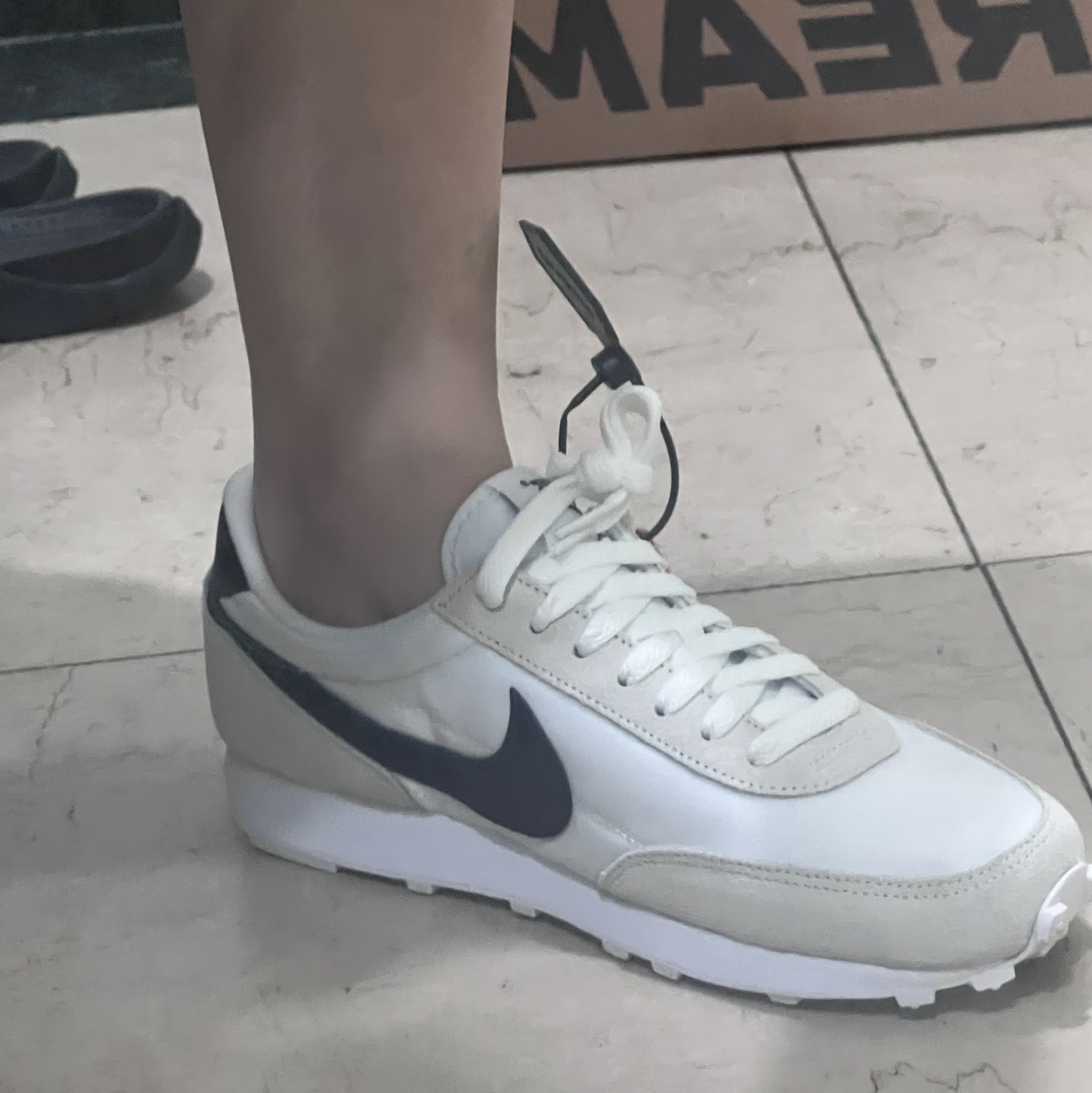 (W) Nike Daybreak Summit White Black 착용 스타일 - 3