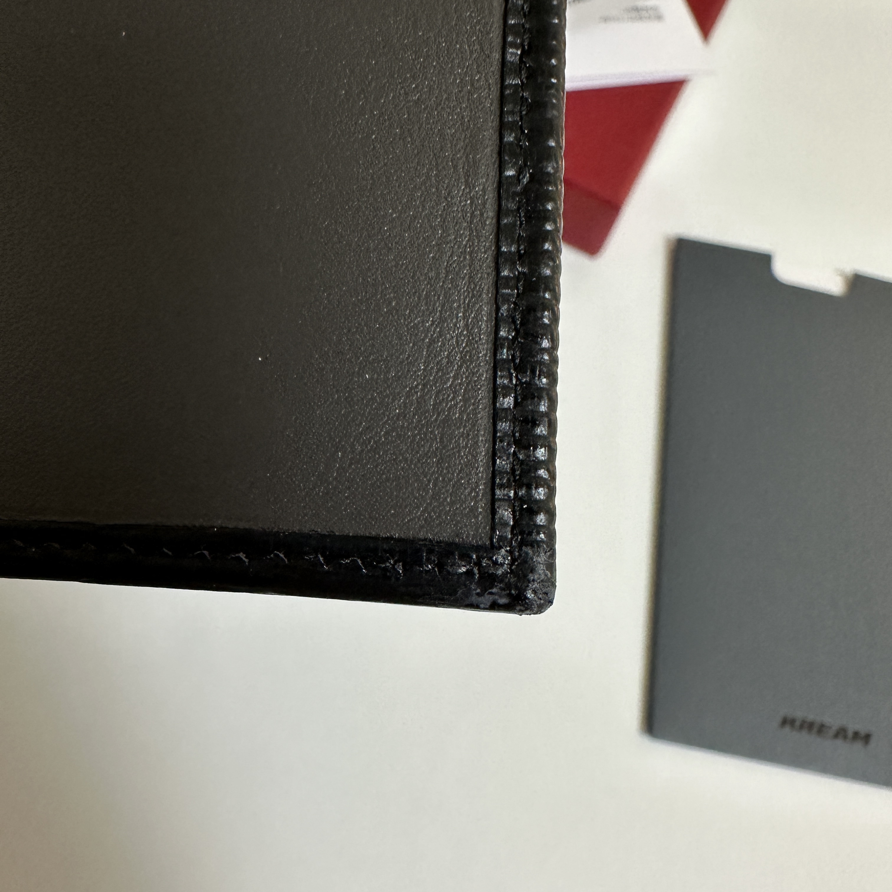 Ferragamo Gancini Wallet Deep Black Dark Rain 착용 스타일 - 2