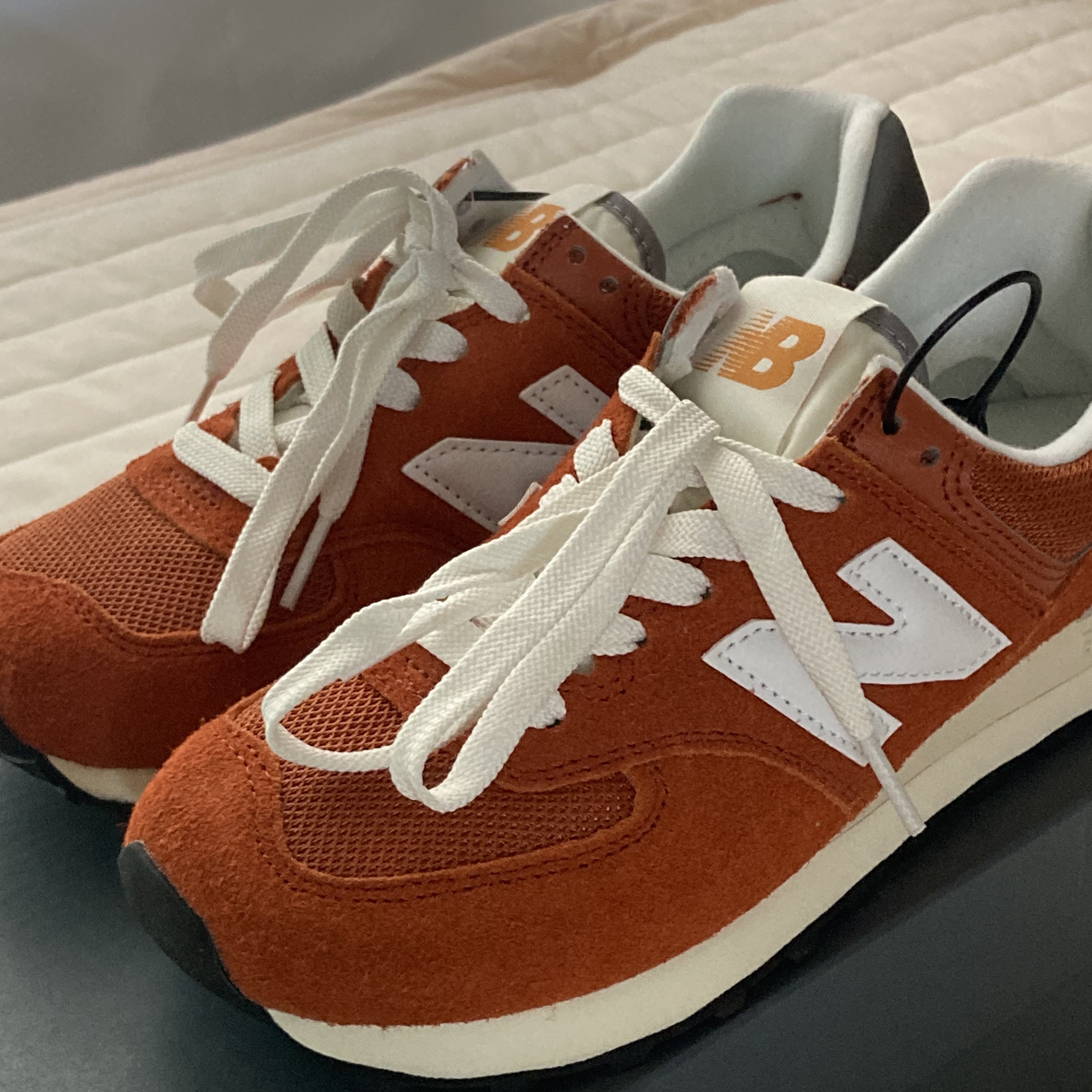 New Balance 574 Heritage Orange Burst White 착용 스타일