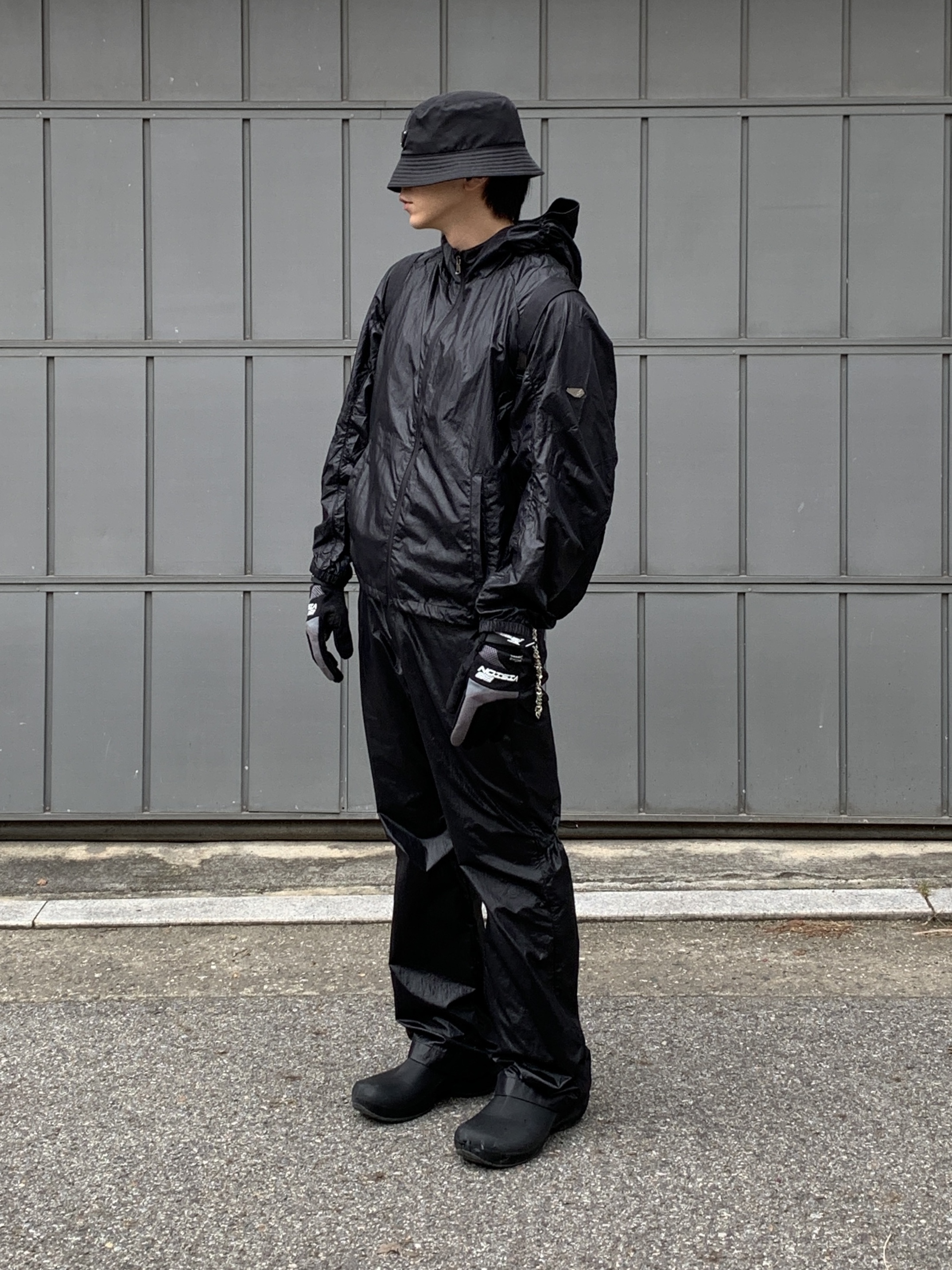 Prada Re-Nylon Bucket Hat Black 착용 스타일 - 1