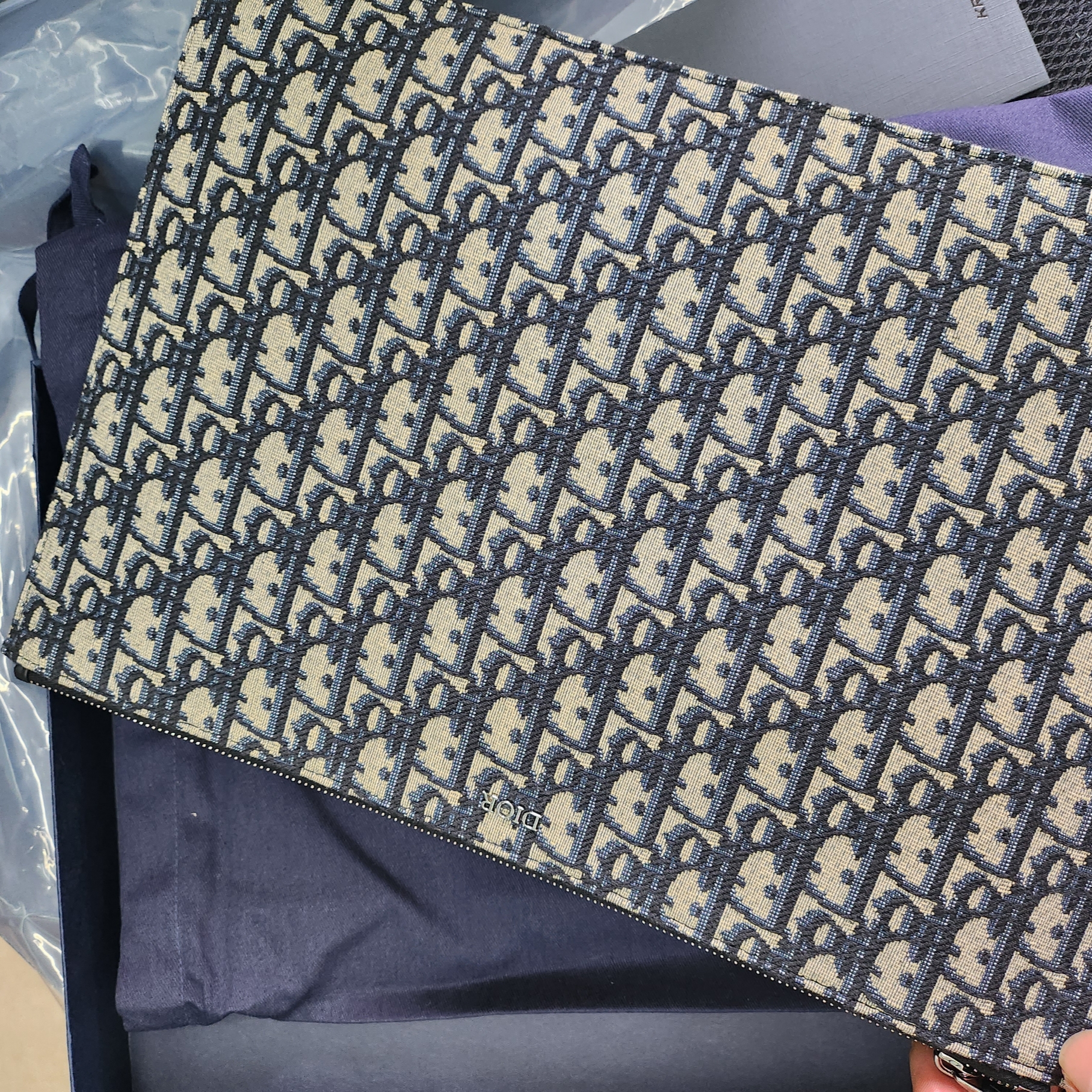 Dior A4 Pouch Beige & Black Dior Oblique Jacquard 착용 스타일 - 2