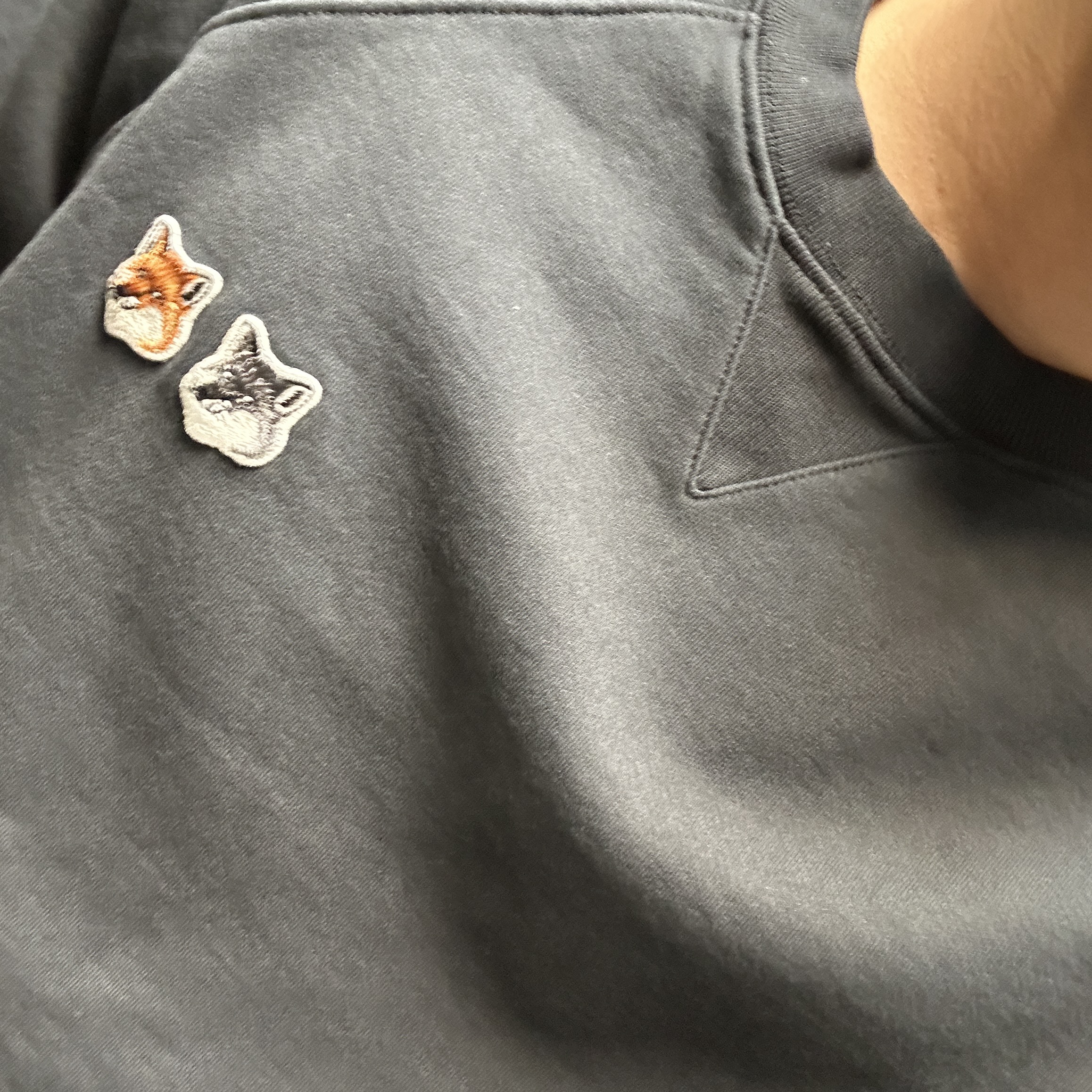 Maison Kitsune Double Fox Head Patch Classic Sweatshirt Anthracite 착용 스타일