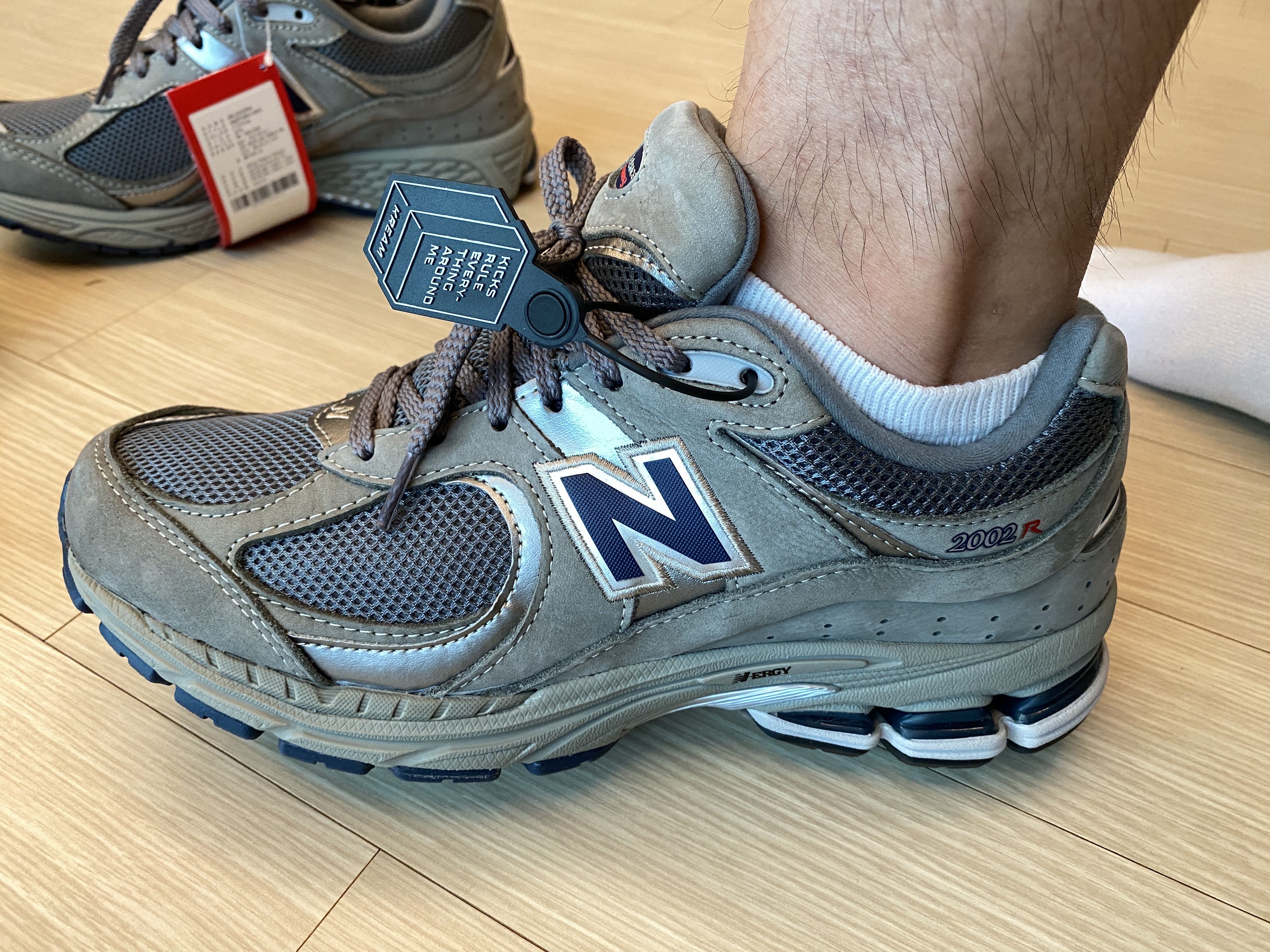 New Balance 2002R Gray 착용 스타일 - 1