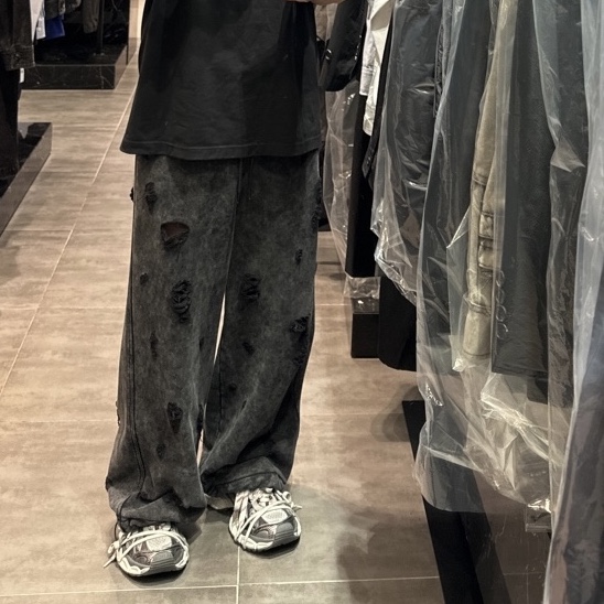 Balenciaga 3XL Mule Grey White Red 착용 스타일