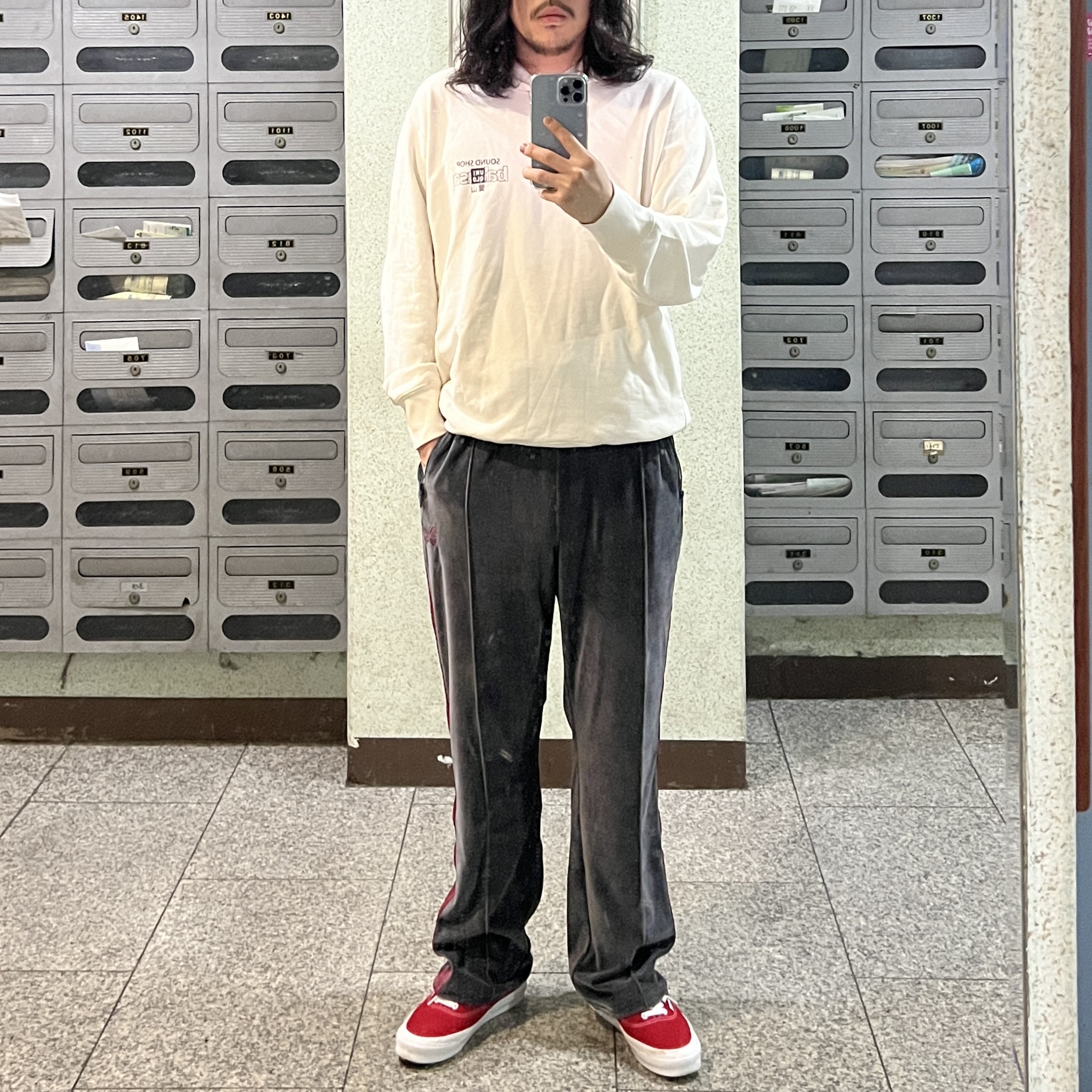 Needles Narrow Track Pants Velour Charcoal 착용 스타일 - 4