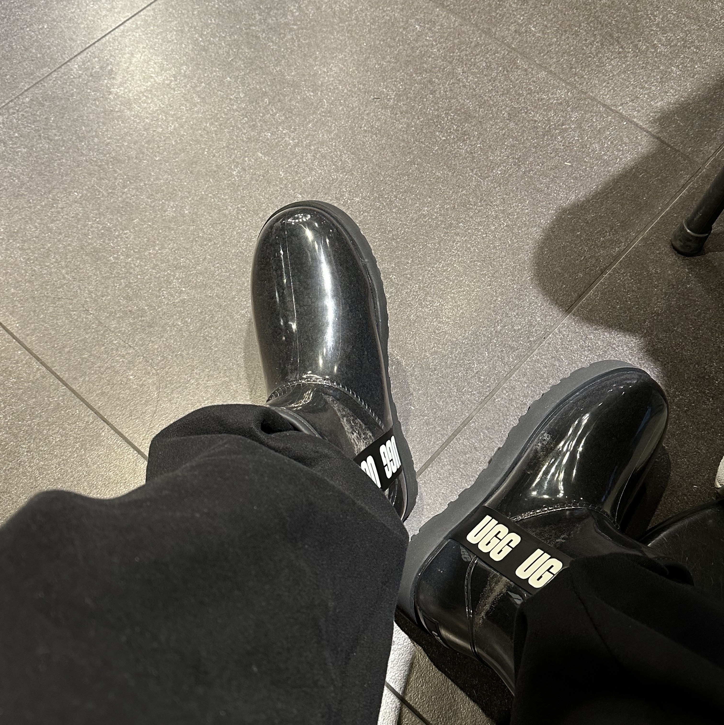 (W) UGG Classic Clear Mini Boots Natural Black 착용 스타일 - 2