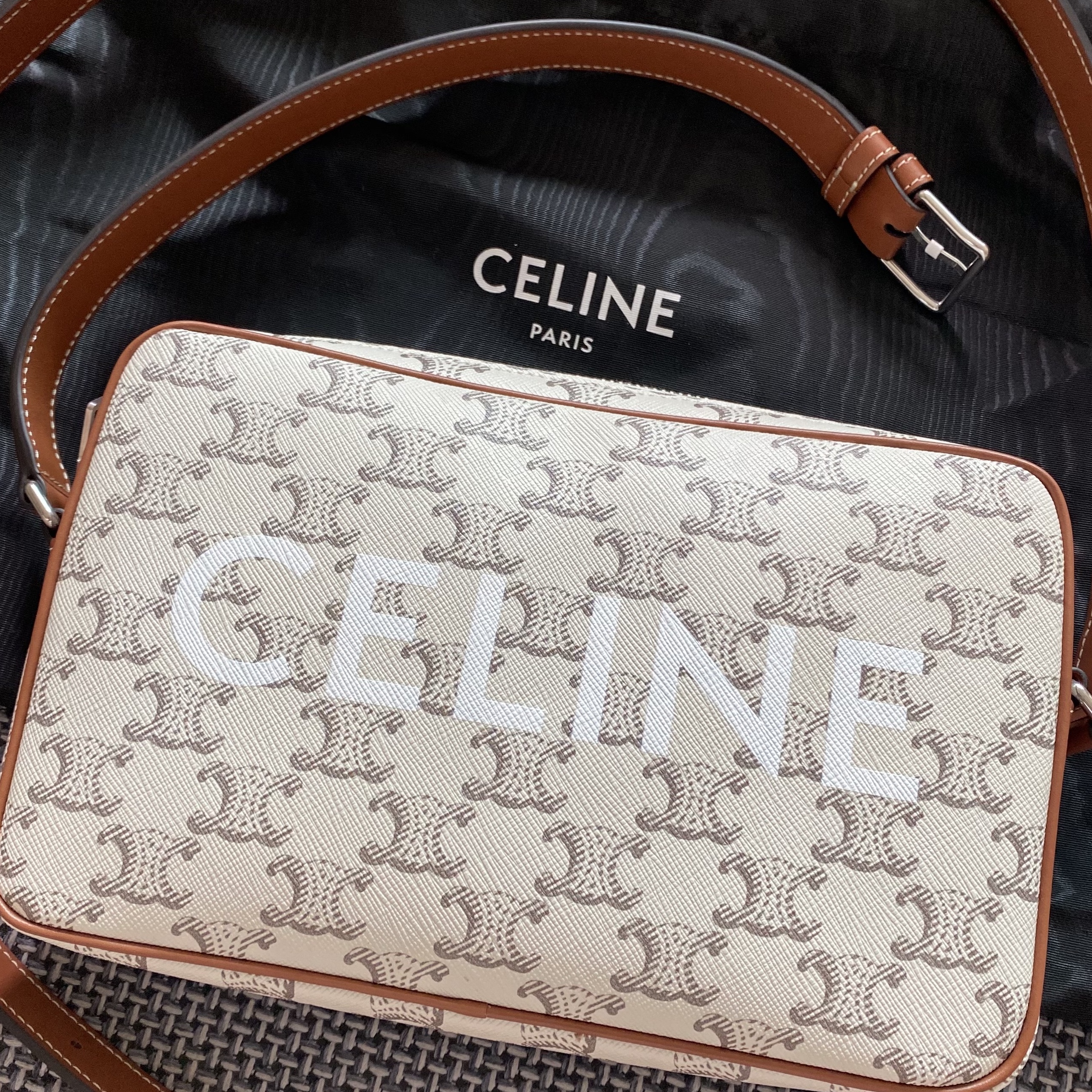 Celine Medium Messenger Bag in Triomphe Canvas with Celine Print Black 착용 스타일