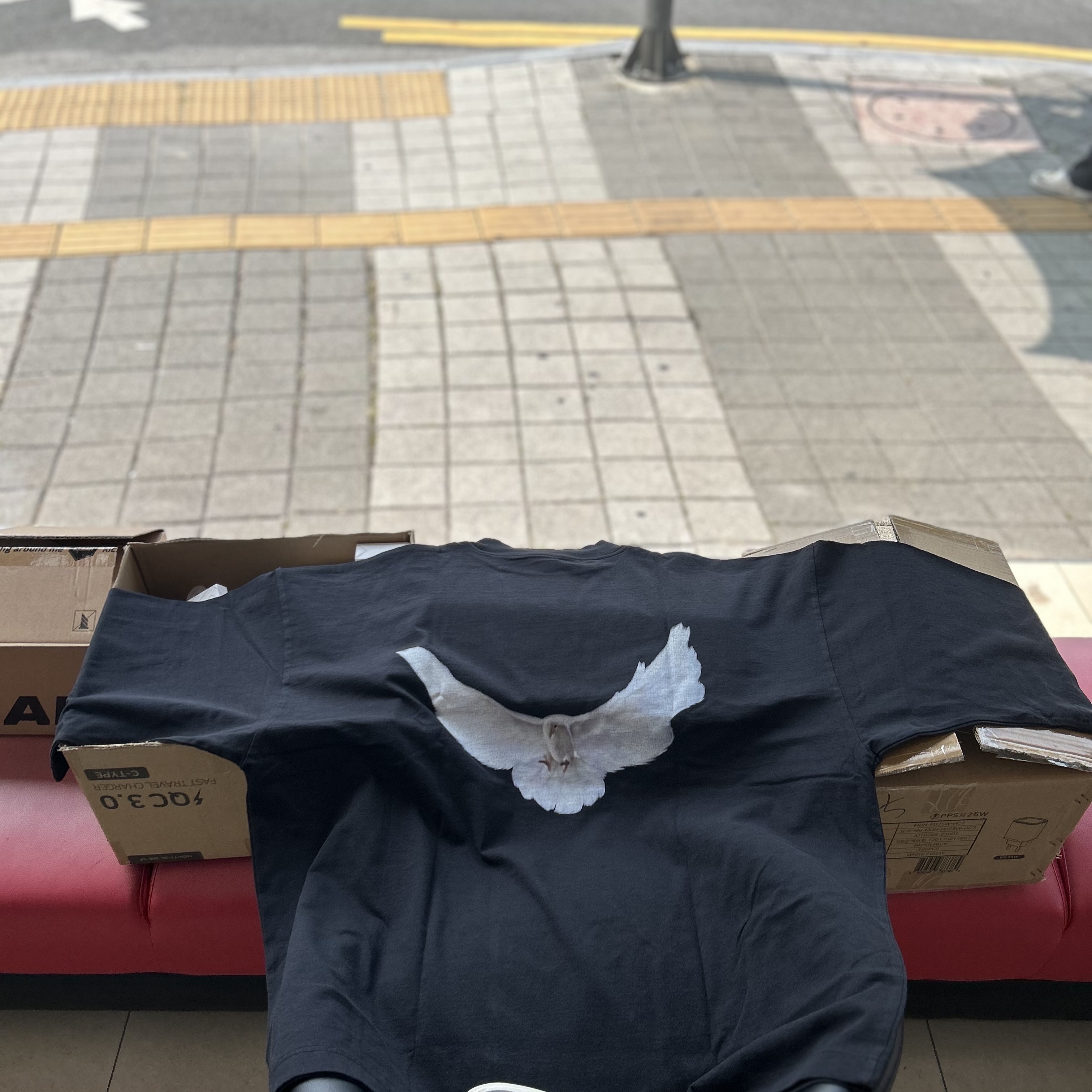 Yeezy Gap Engineered By Balenciaga Dove 3/4 Sleeve T-Shirt Black 착용 스타일
