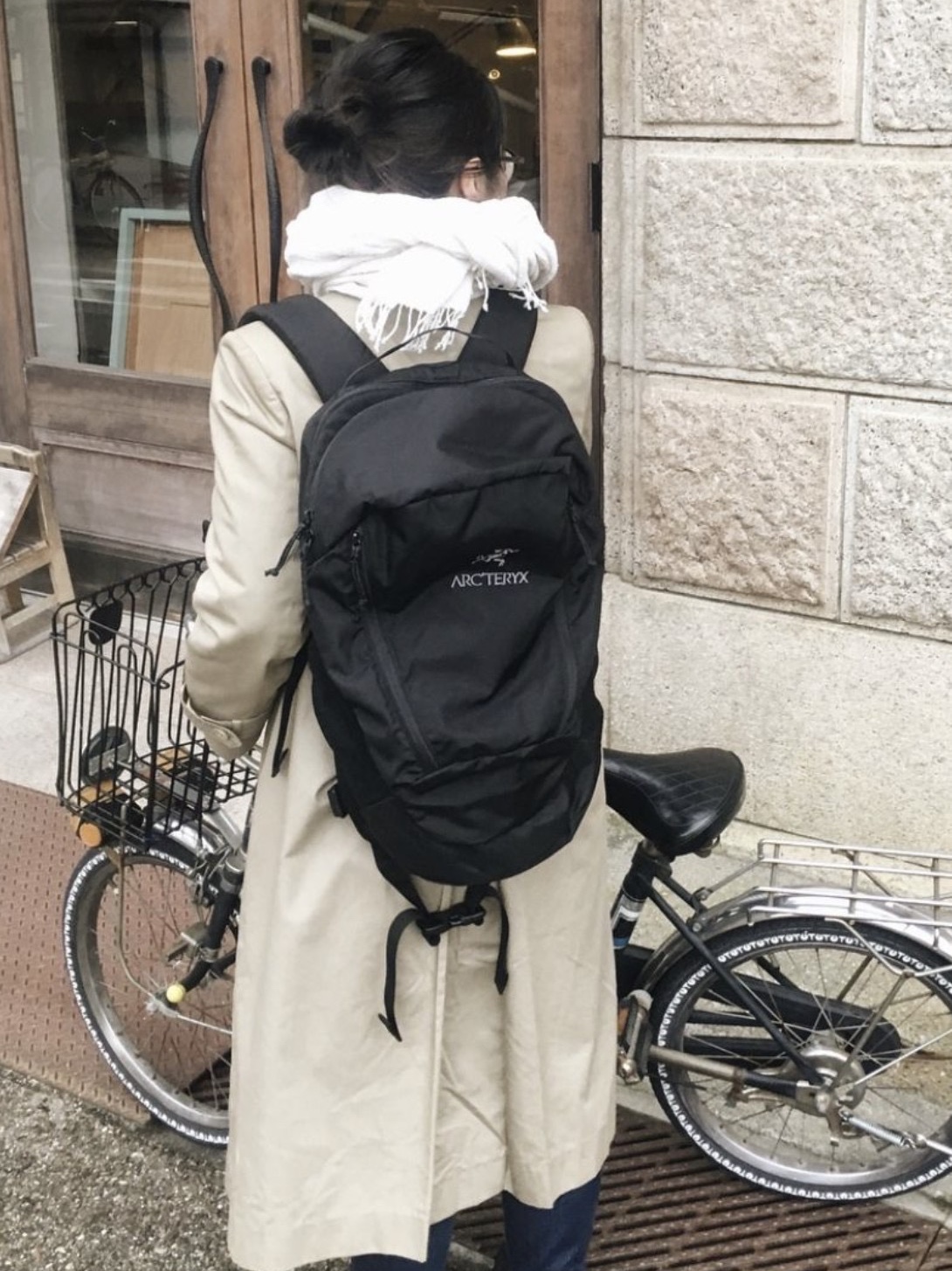 Arc'teryx Arro 16 Backpack Black, Arc'teryx Mantis 26 Backpack Black 착용 스타일 - 4