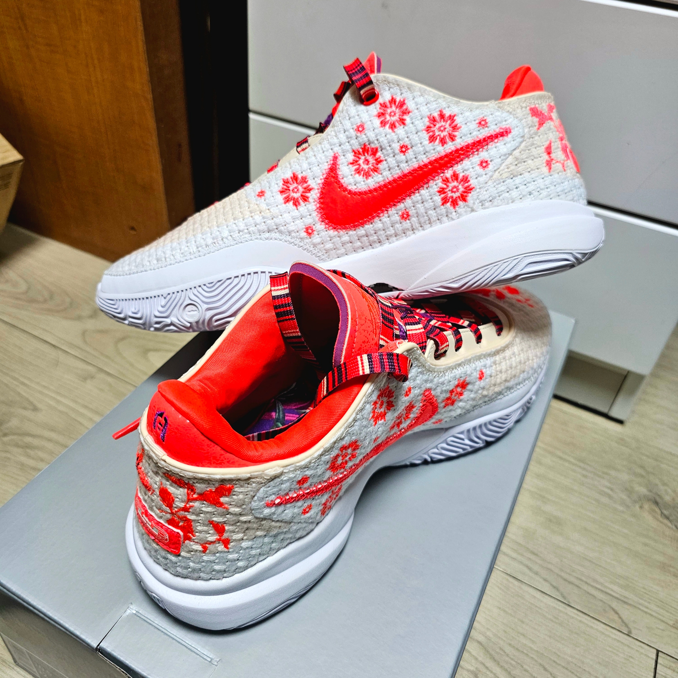 Nike LeBron XX PRM EP Guava Ice Bordeaux 착용 스타일