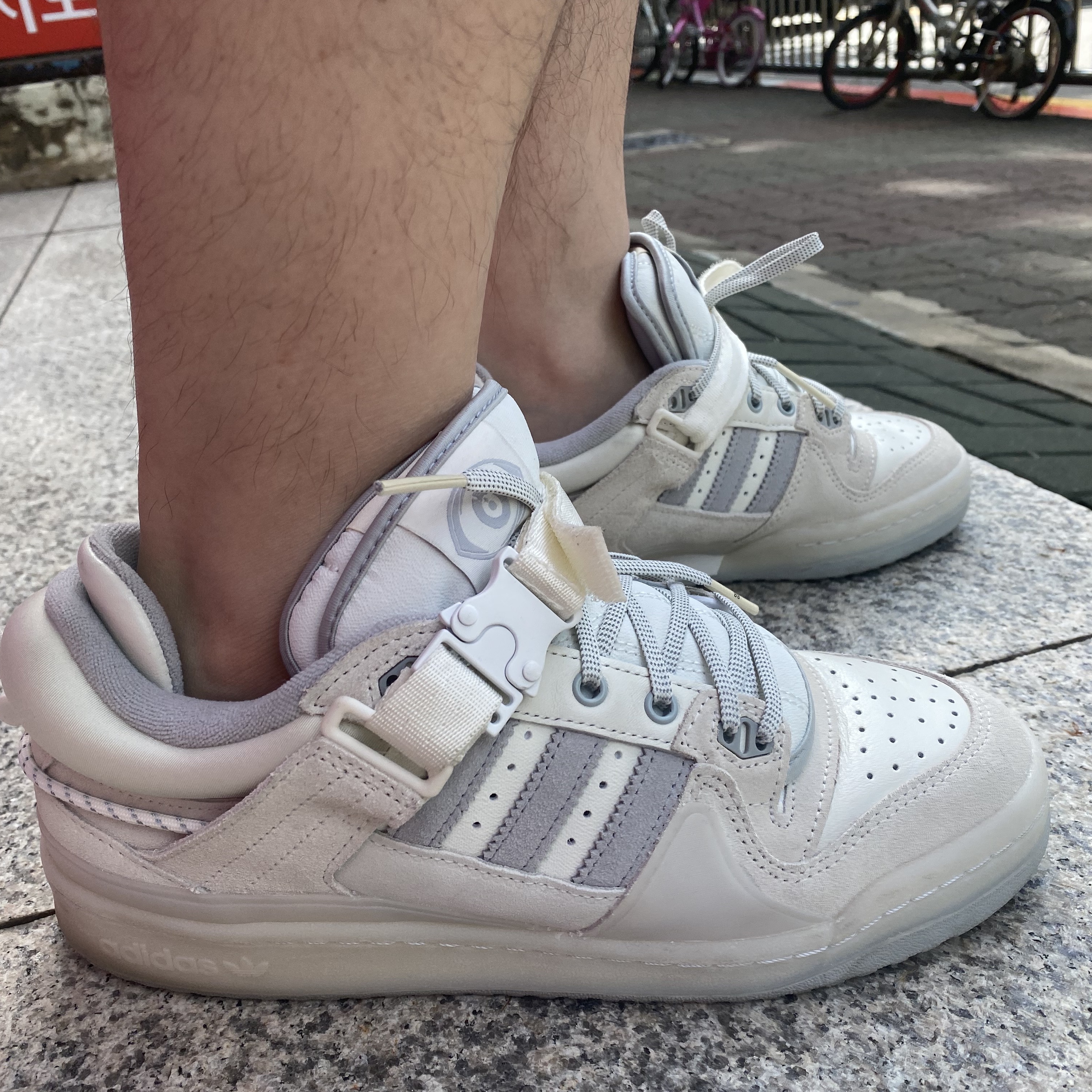 Adidas x Bad Bunny Forum Low Cloud White Clear Onix 착용 스타일