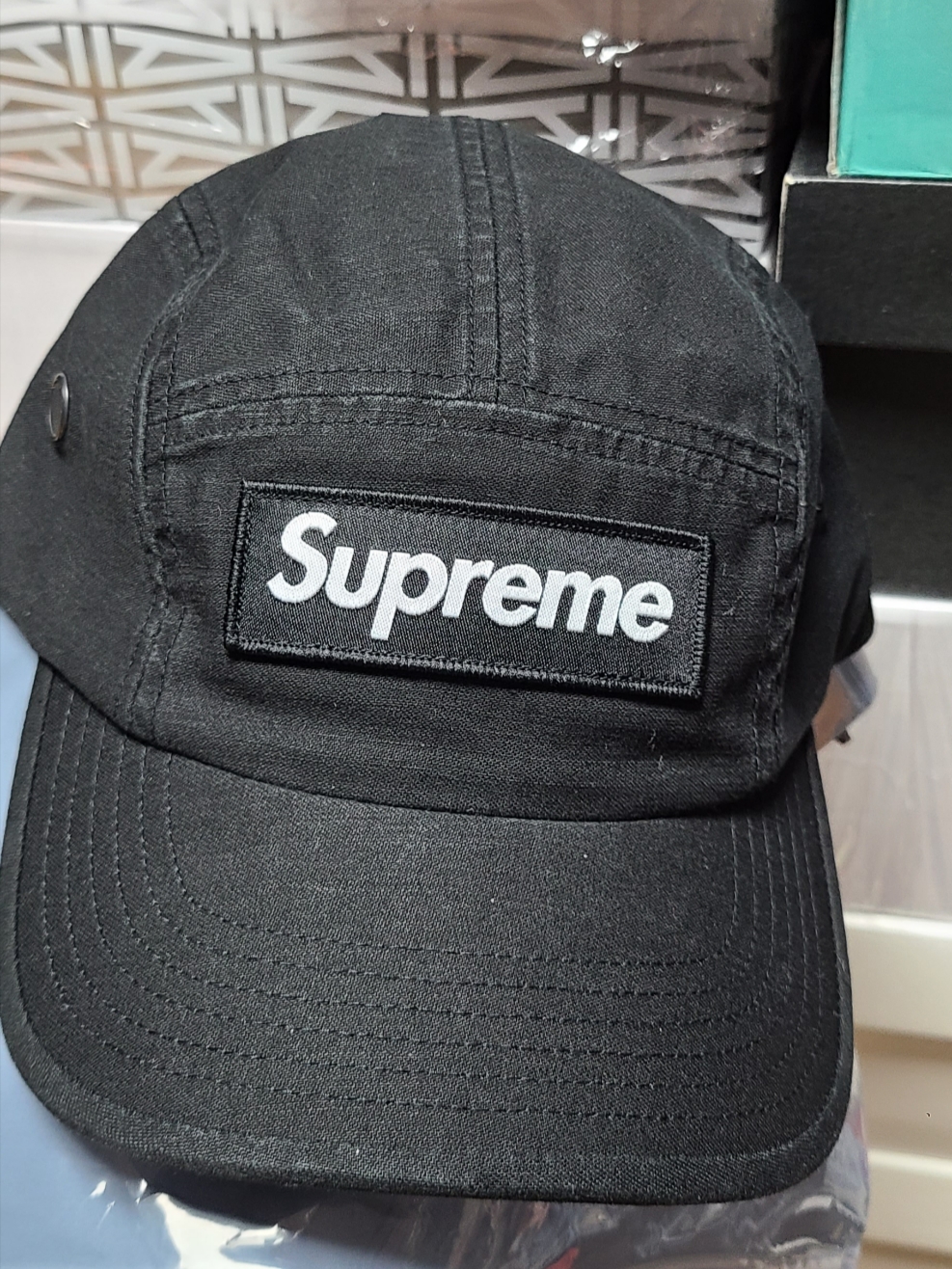 Supreme Military Camp Cap Black - 22FW, Jordan x A Ma Maniere Outwear Parka Black - US/EU 착용 스타일 - 1