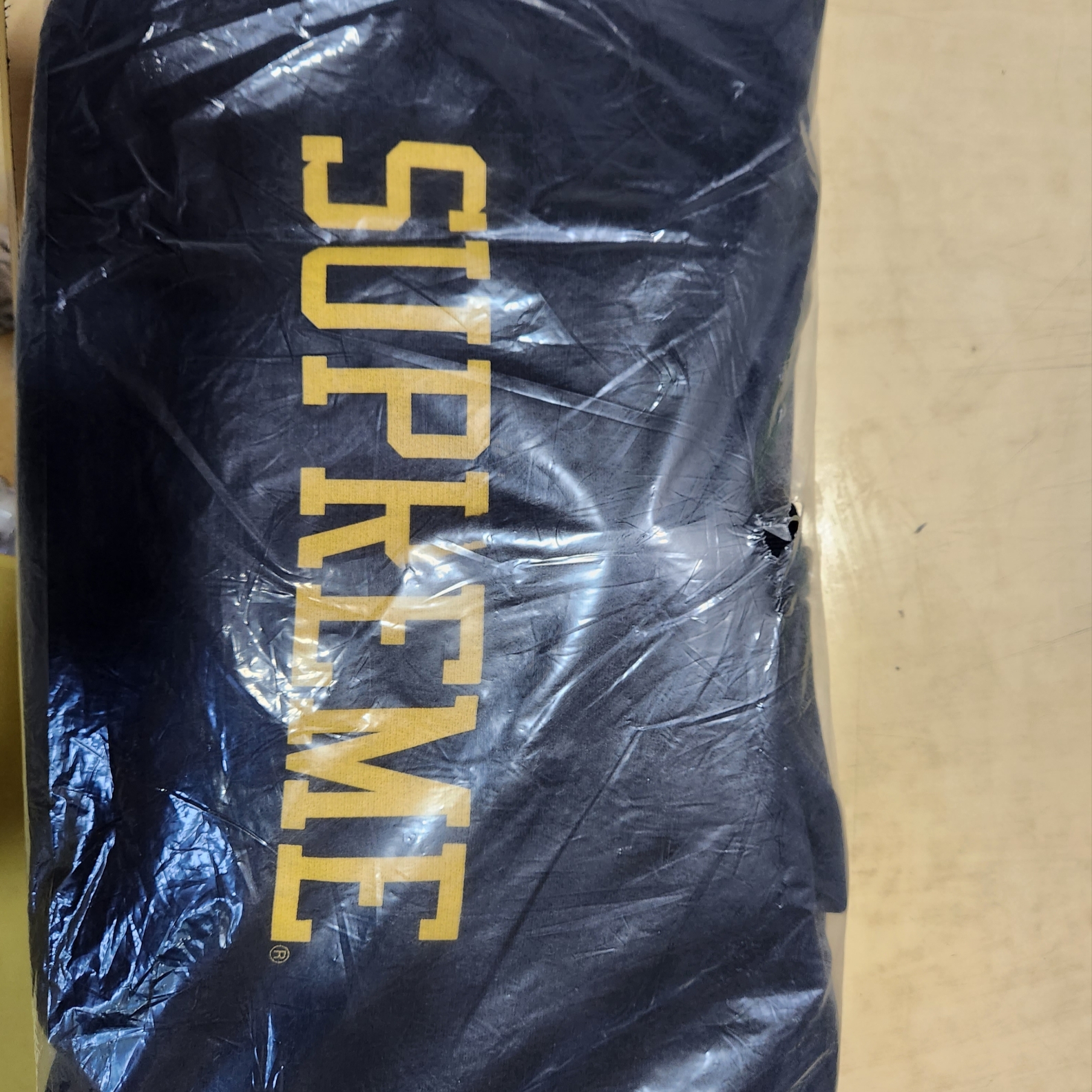 Supreme Varsity Hooded Sweatshirt Black - 23FW 착용 스타일 - 2