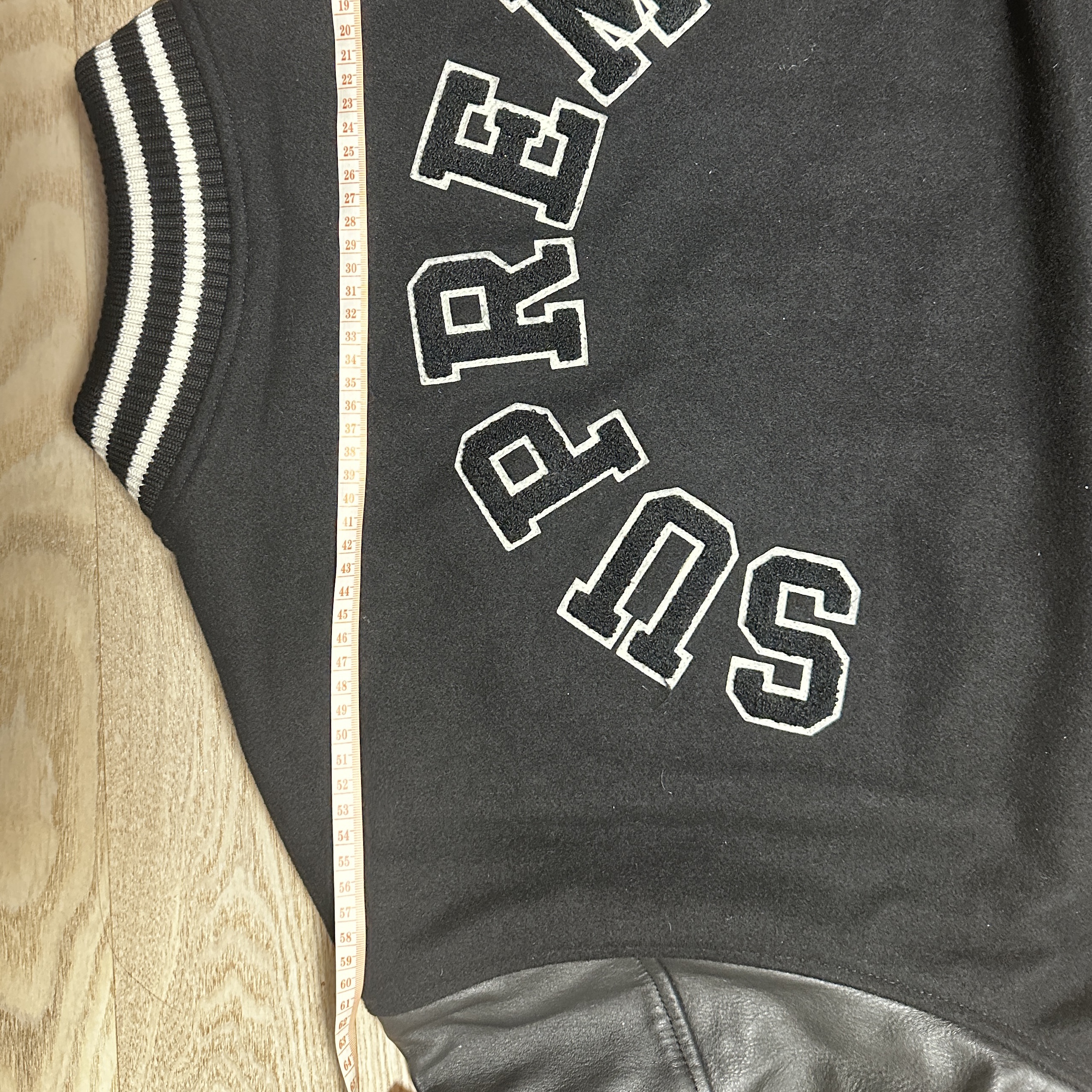 Supreme Tiger Varsity Jacket Black - 23FW 착용 스타일 - 1