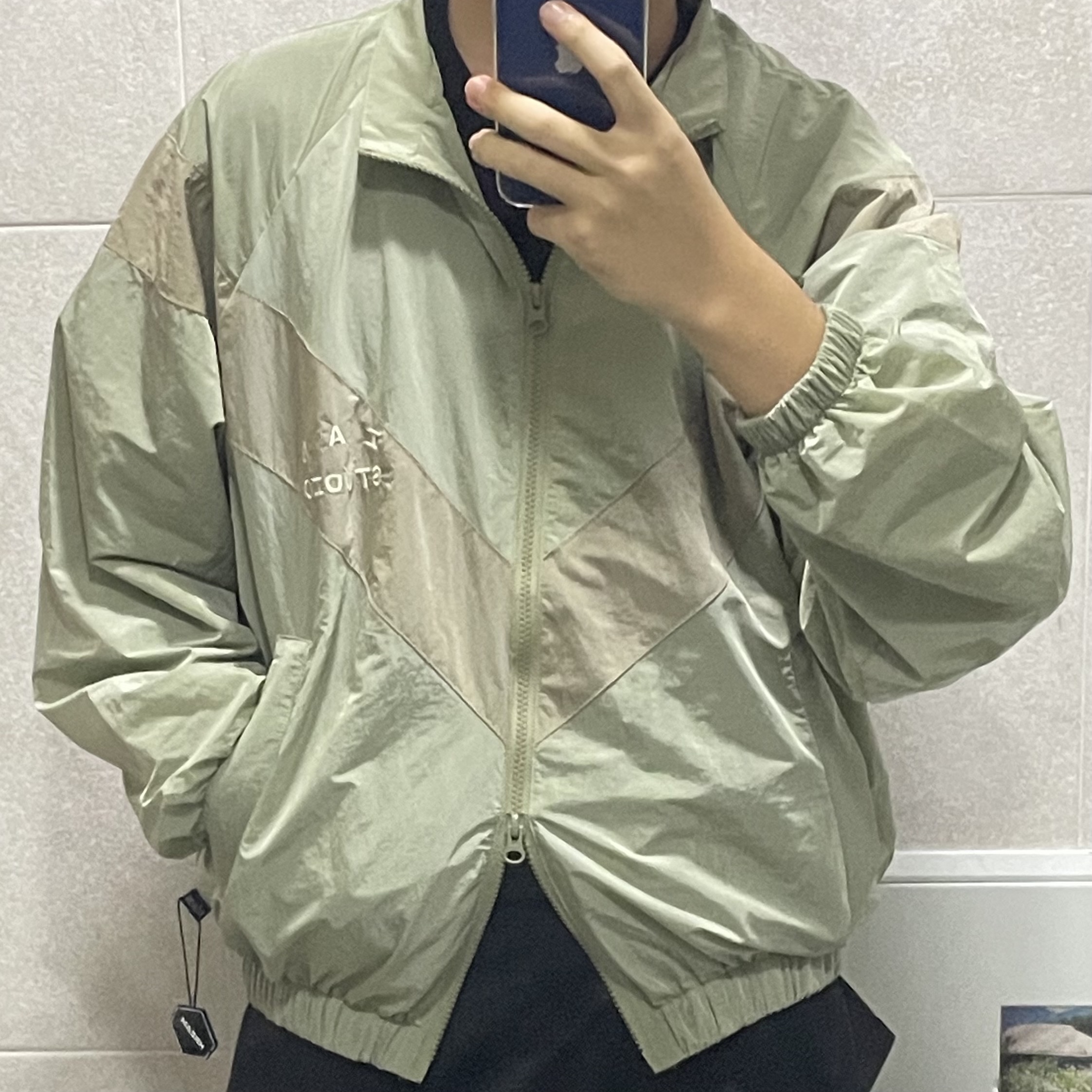 IAB Studio x D.P. Track Top Tea Green Mud 착용 스타일 - 1