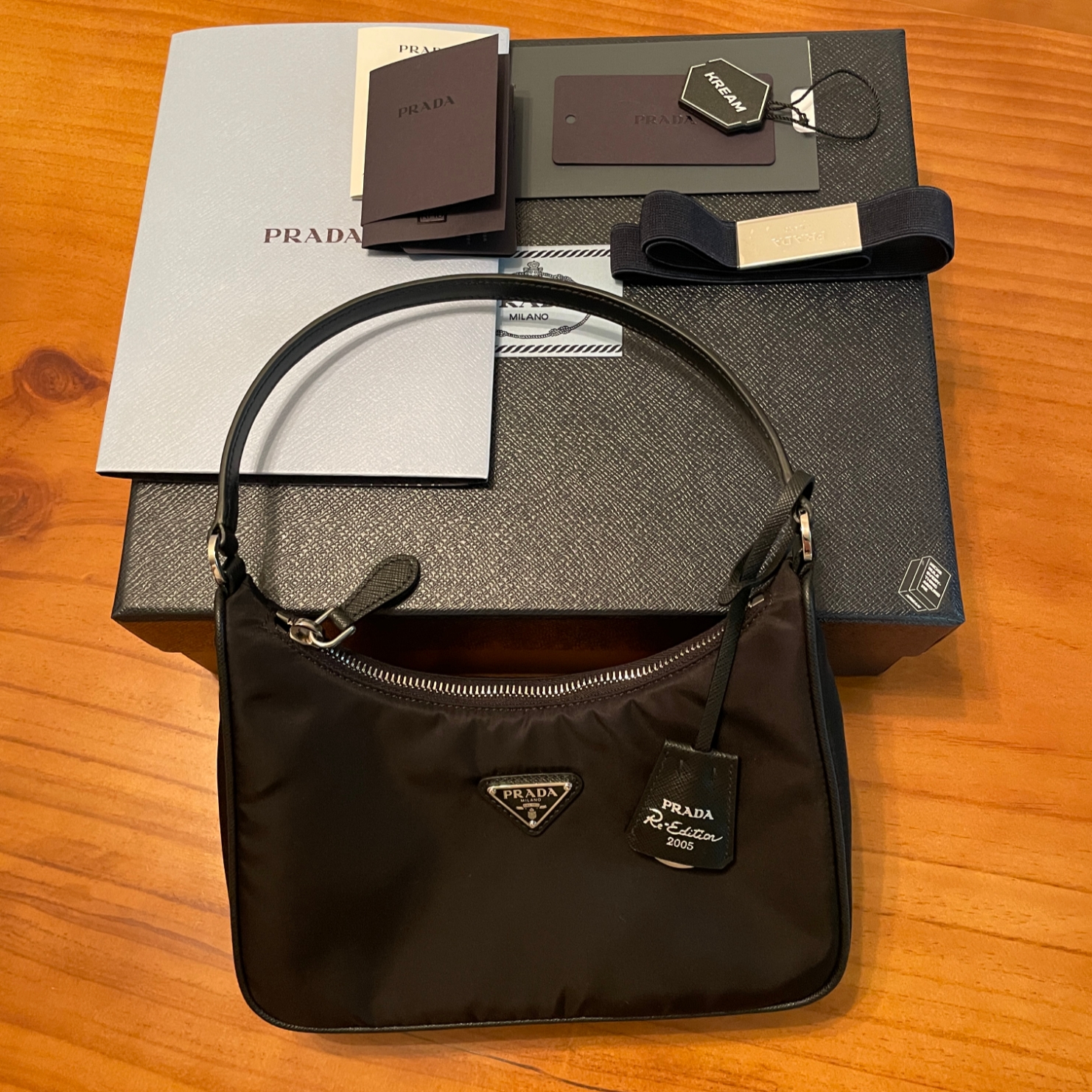Prada Re-Edition 2005 Re-Nylon Mini Hobo Bag Black 착용 스타일