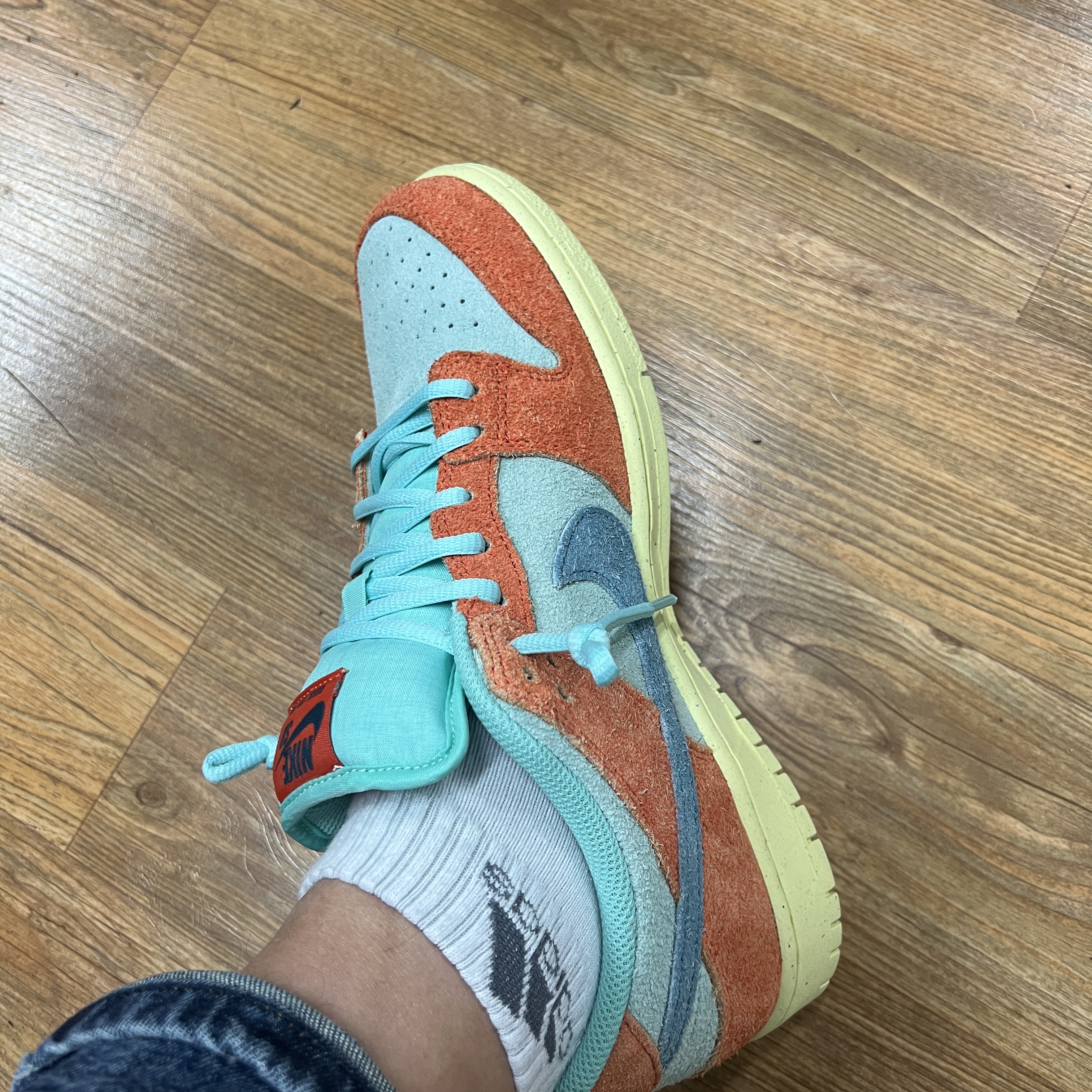 Nike SB Dunk Low Pro Premium Orange and Emerald Rise 착용 스타일 - 1