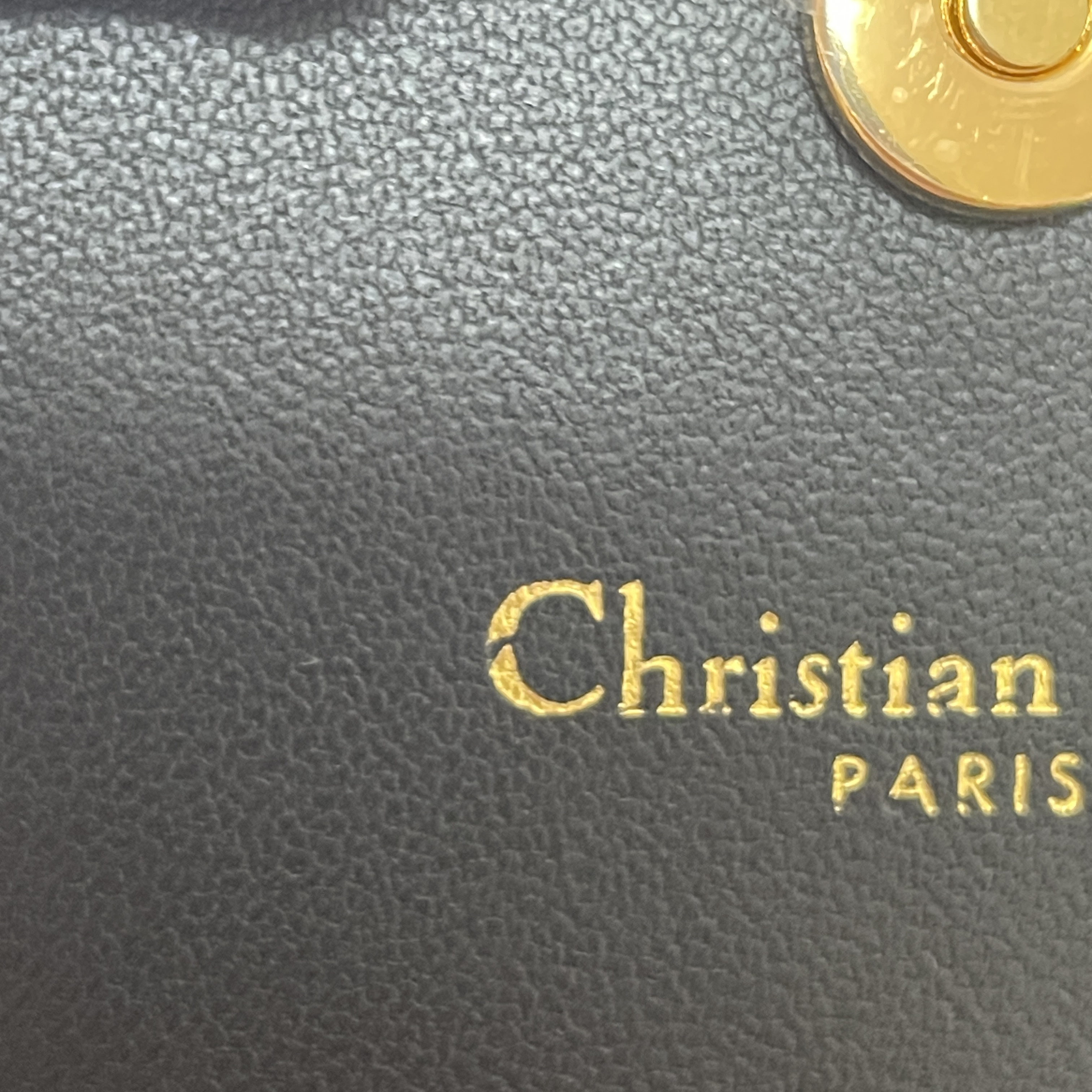 Dior Caro XS Wallet Supple Cannage Calfskin Black 착용 스타일 - 2