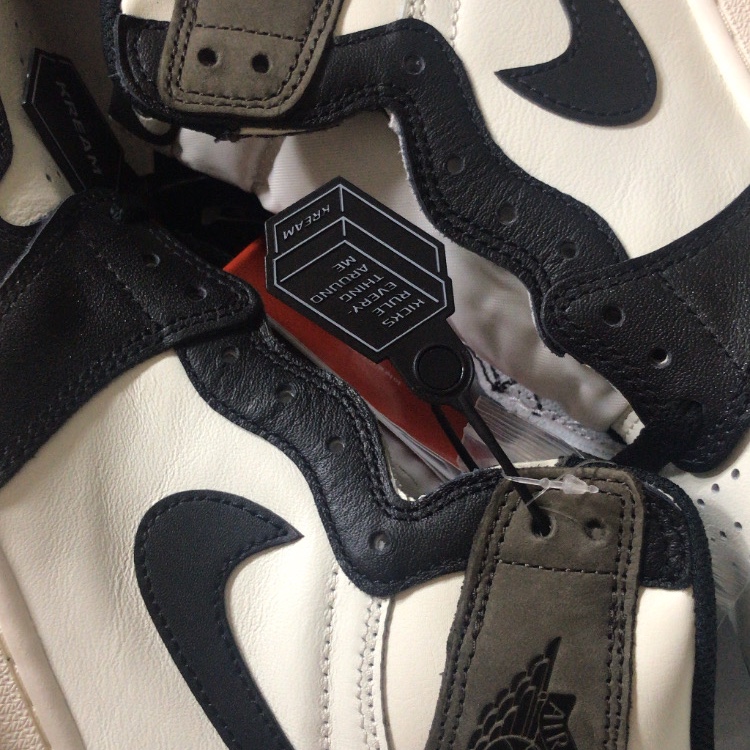Jordan 1 Retro High OG Black Mocha 착용 스타일