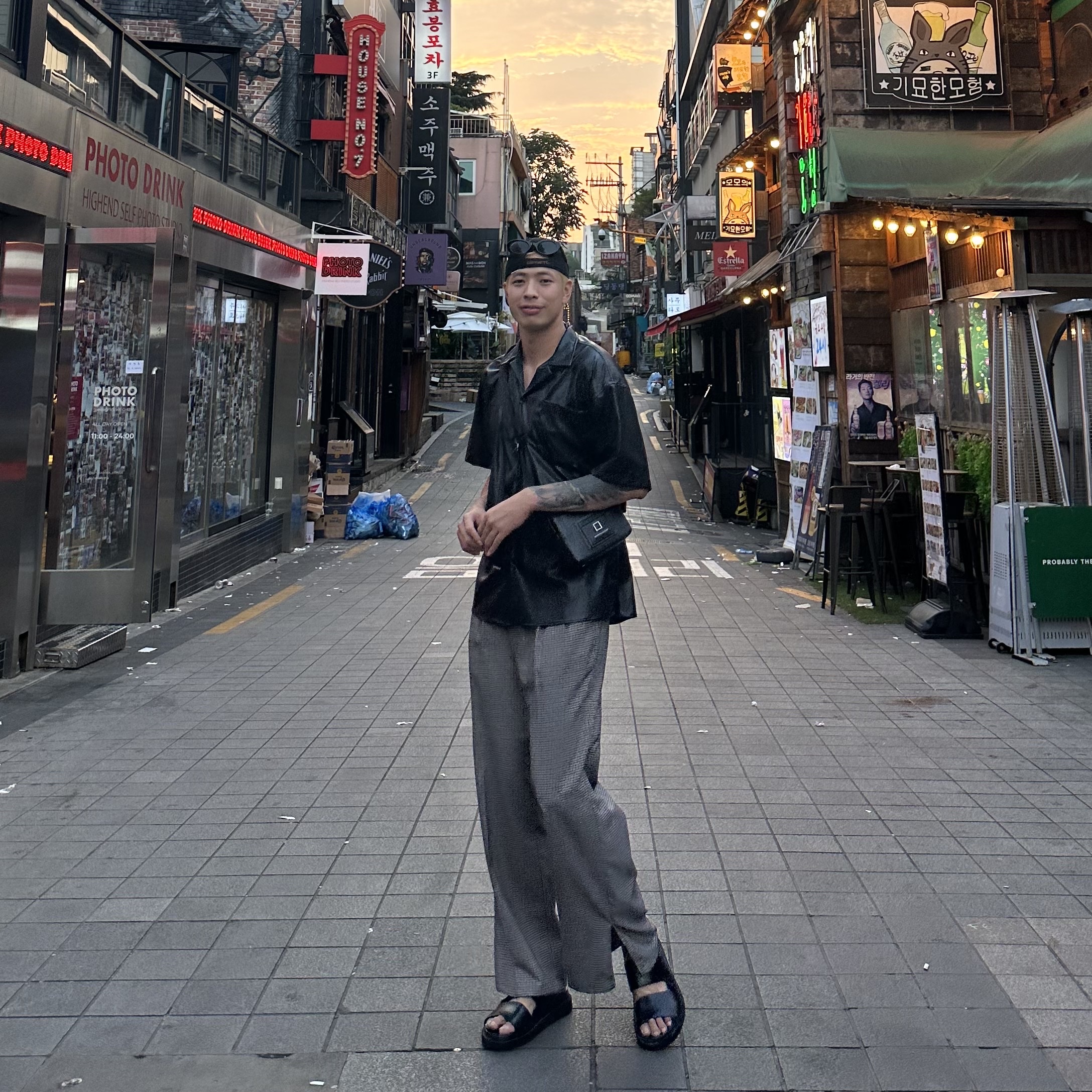Wooyoungmi Square Mini Bag Black 착용 스타일 - 1