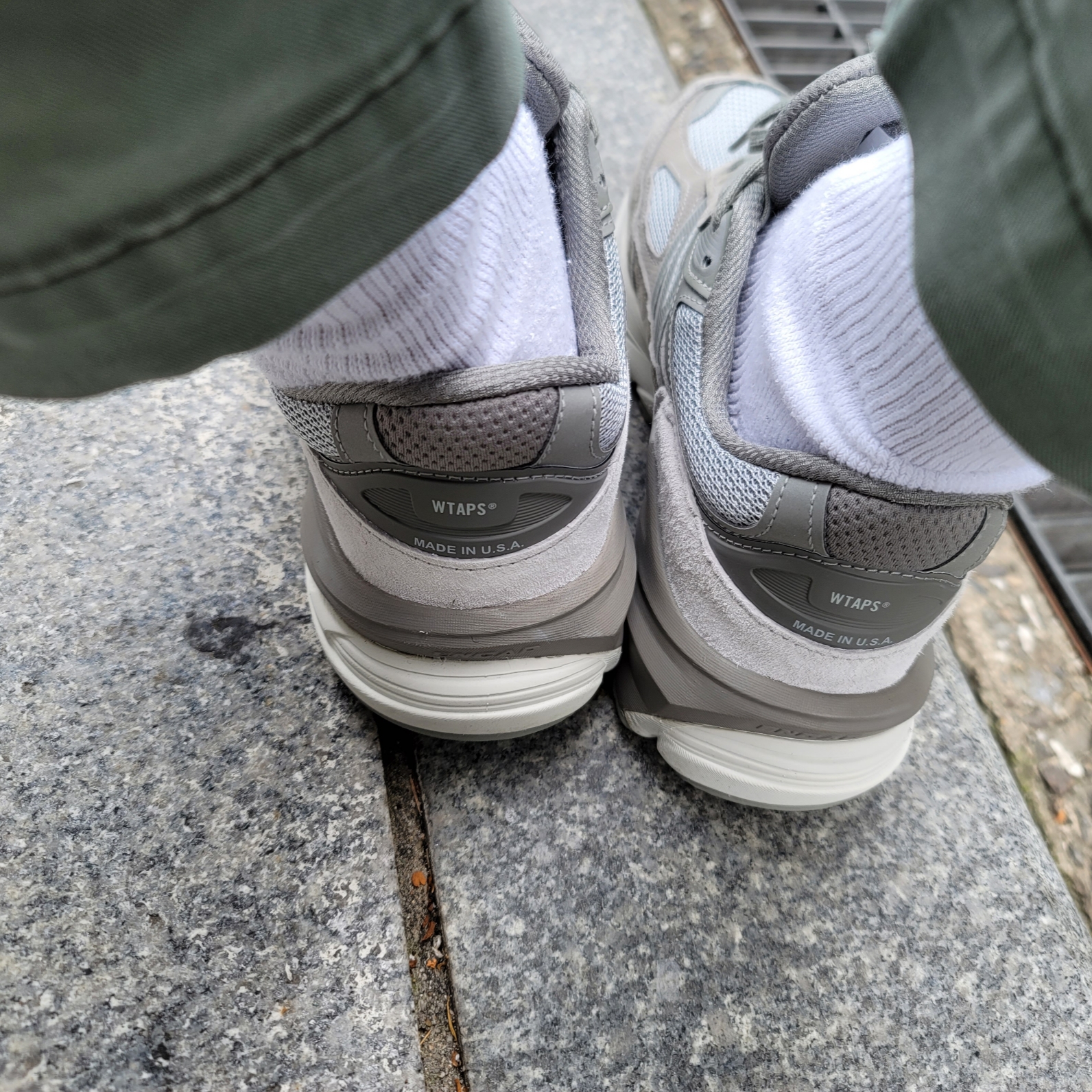 New Balance x WTAPS 990v6 Made in USA Moon Mist Mirage Gray 착용 스타일 - 3