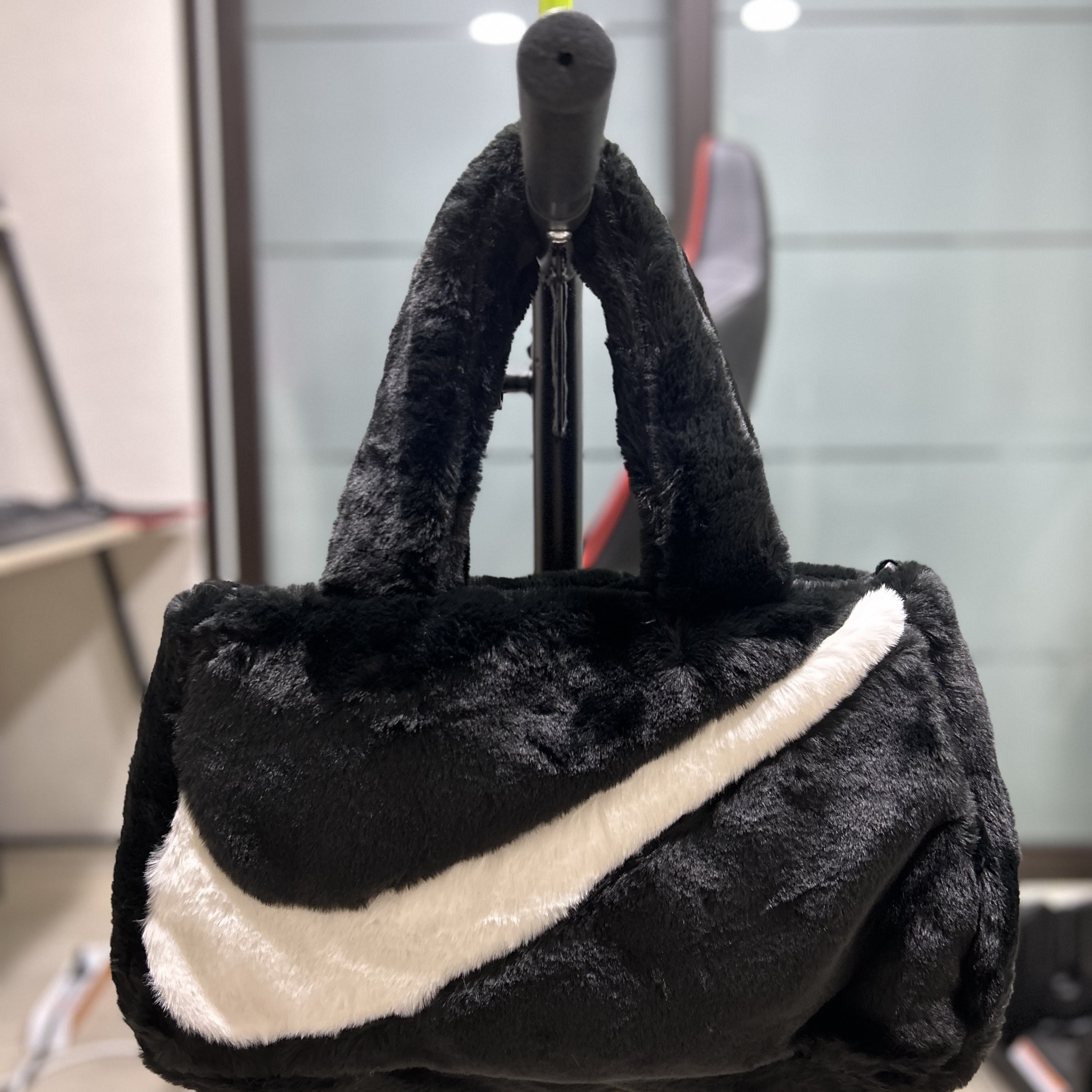 Nike NSW Faux Fur Tote Bag Black 착용 스타일