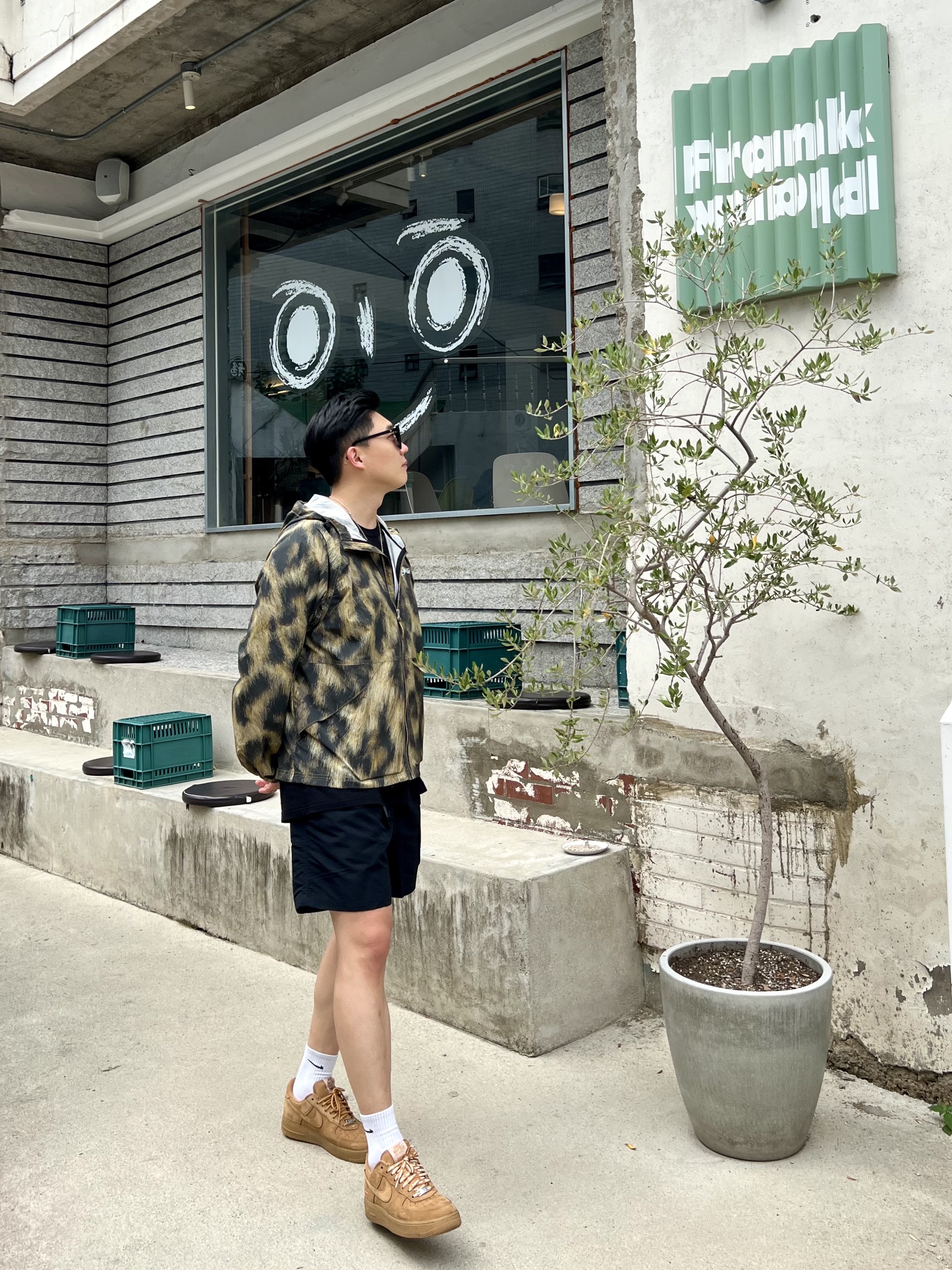 Stussy Fur Print Beach Shell Jacket Brown, Nike x Supreme Air Force 1 Low Flax 착용 스타일