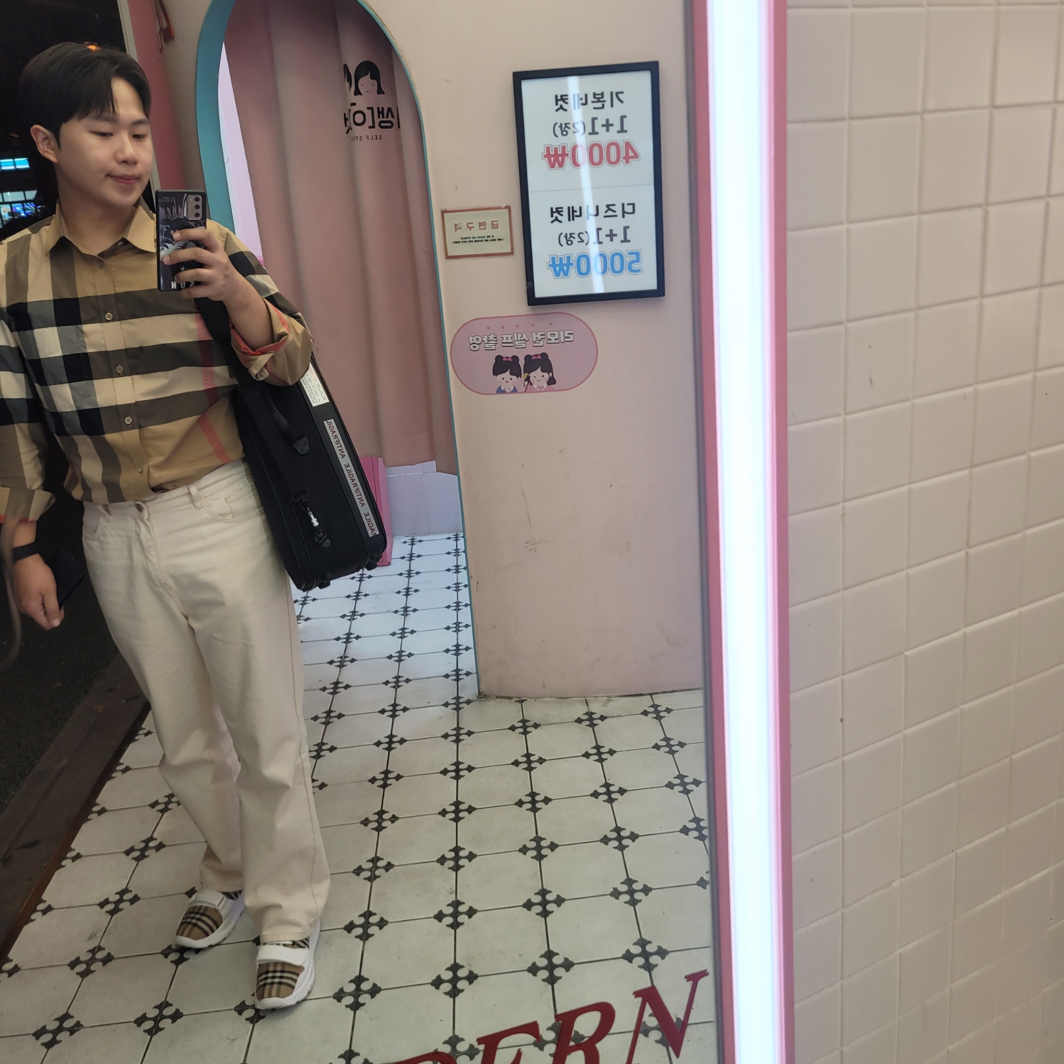 Burberry Check Stretch Cotton Poplin Shirt Archive Beige, Burberry Vintage Check Suede Leather Sneakers Archive Beige 착용 스타일