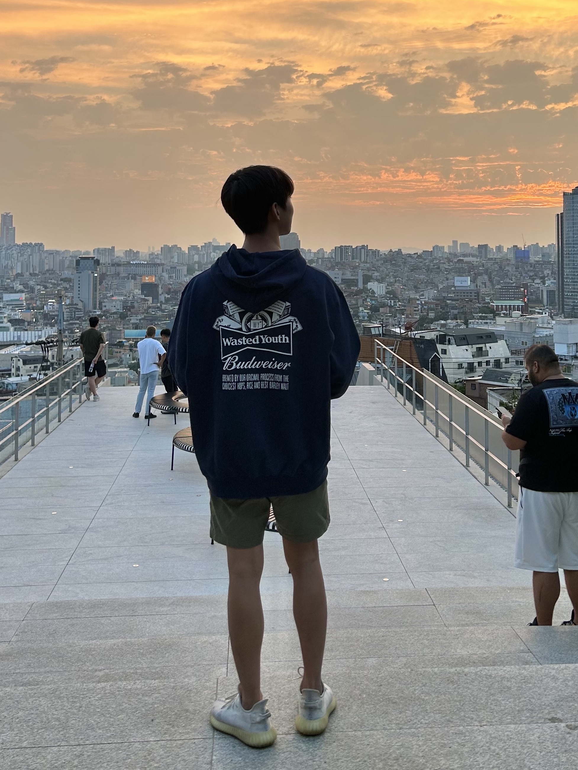 Verdy Wasted Youth x Budweiser Hoodie Navy 착용 스타일