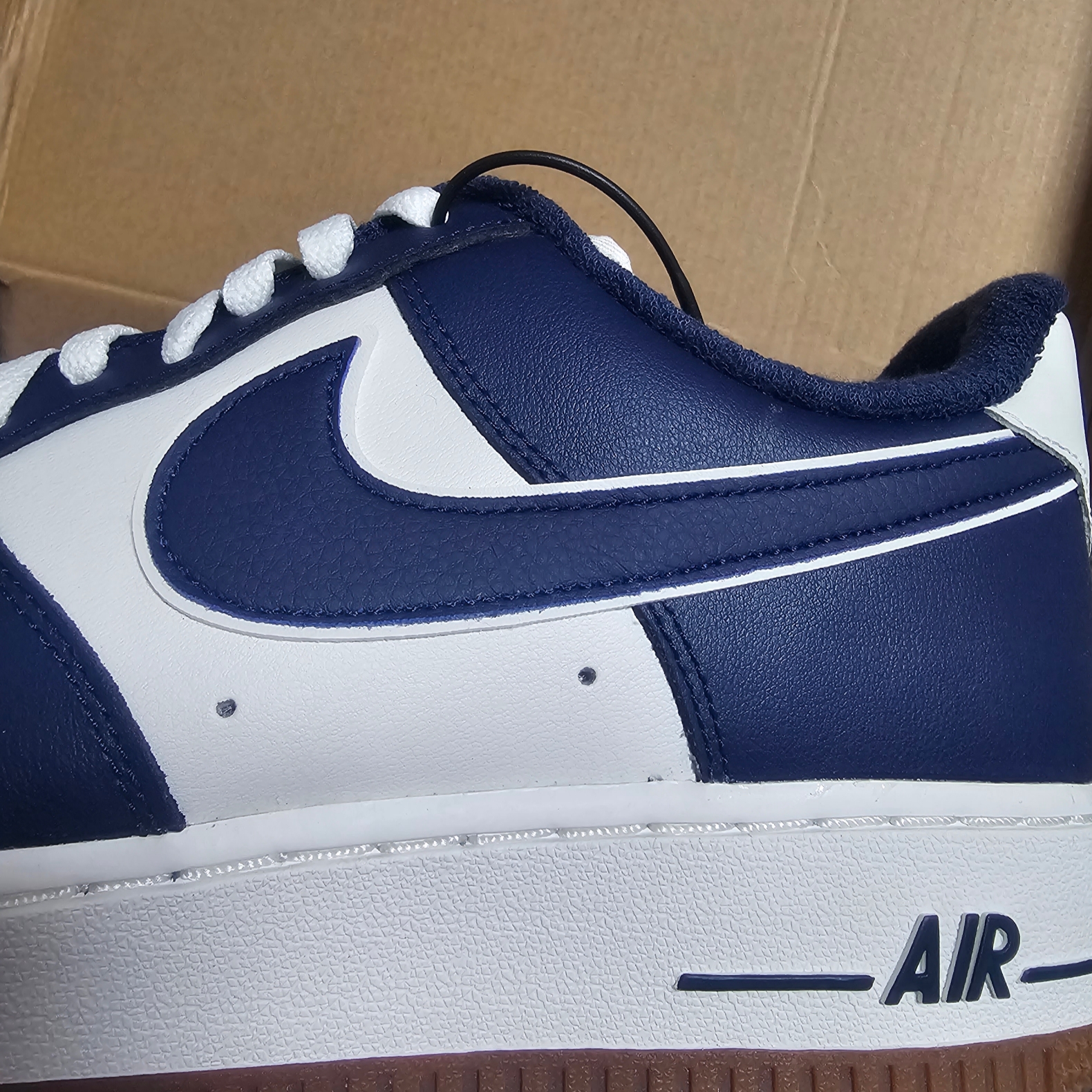 Nike Air Force 1 '07 LV8 Midnight Navy 착용 스타일