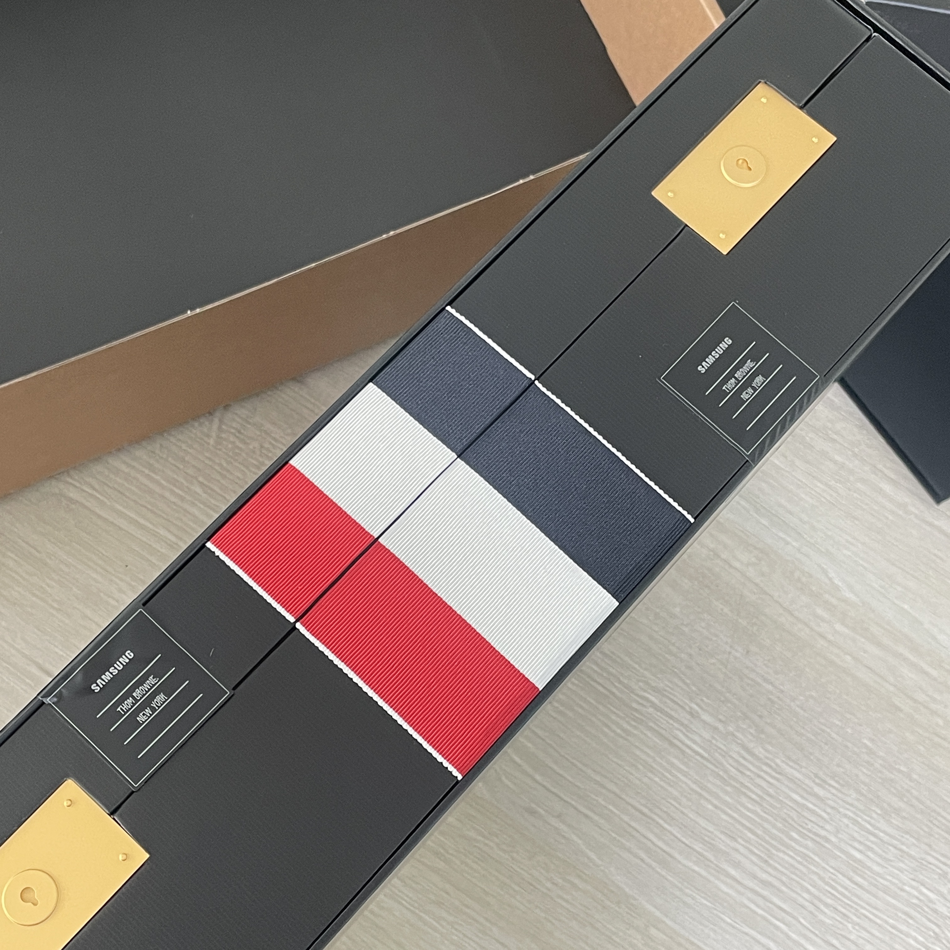 Samsung Galaxy Z Fold5 Thom Browne Edition (Korean Ver.) 착용 스타일