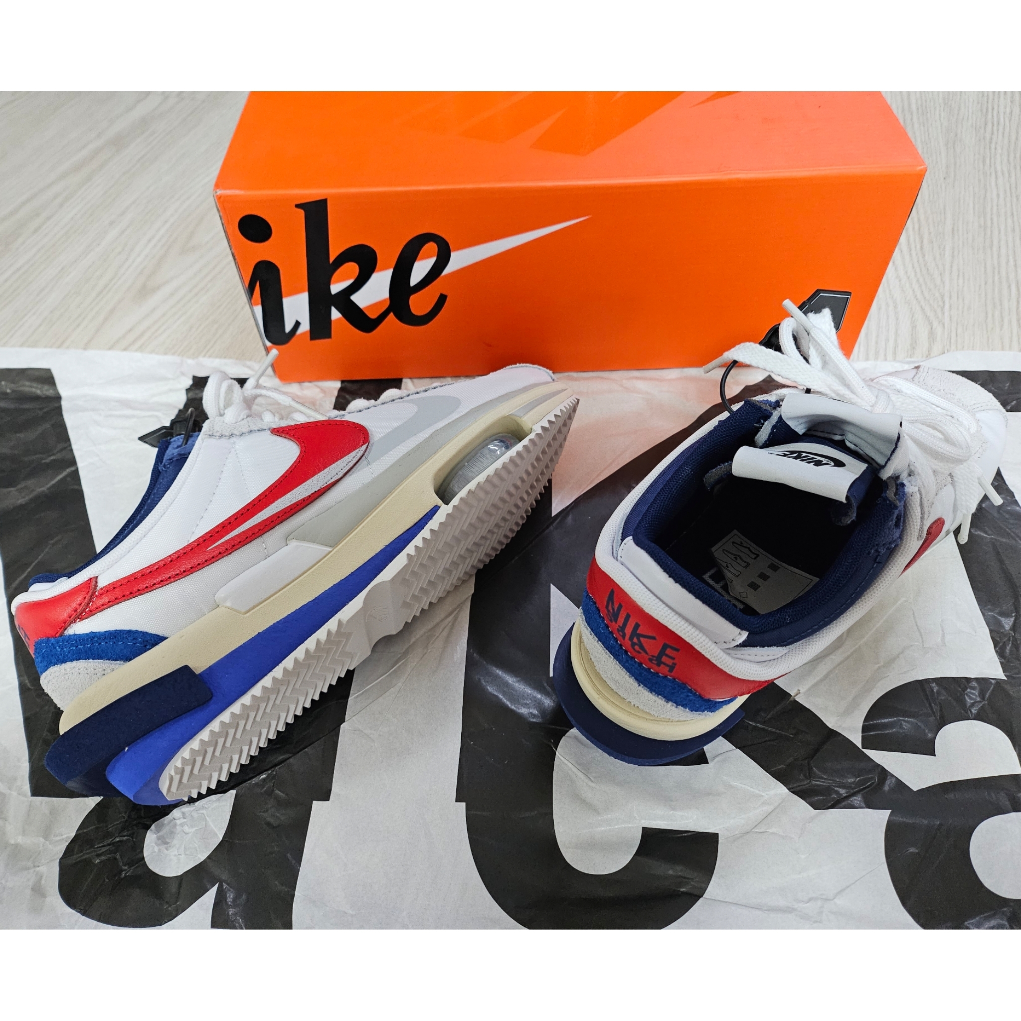 Nike x Sacai Zoom Cortez SP White and University Red 착용 스타일 - 2
