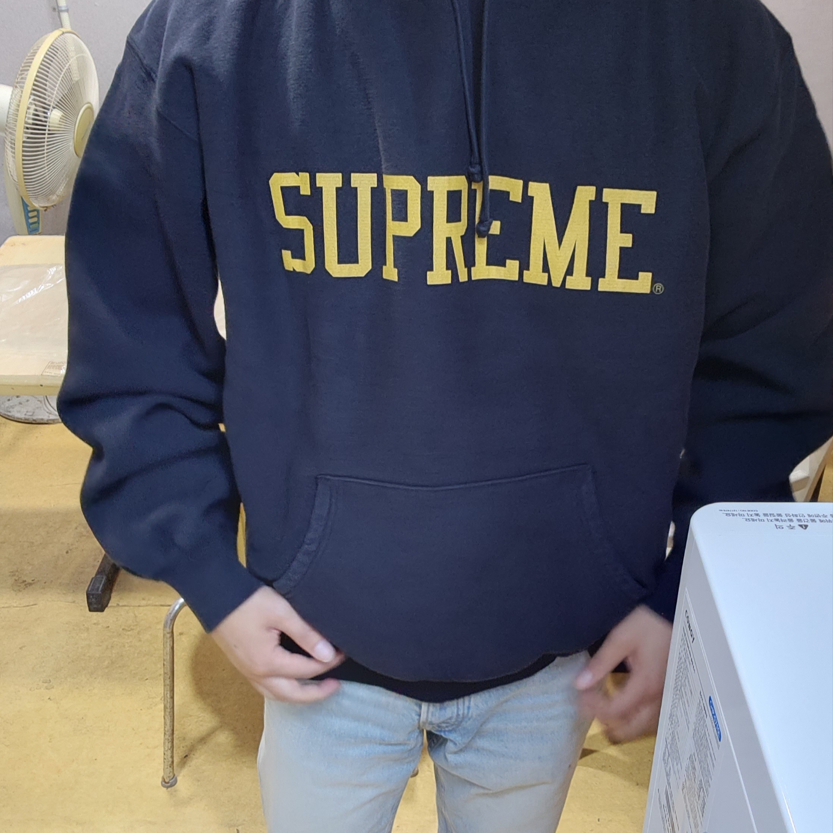 Supreme Varsity Hooded Sweatshirt Black - 23FW 착용 스타일 - 1
